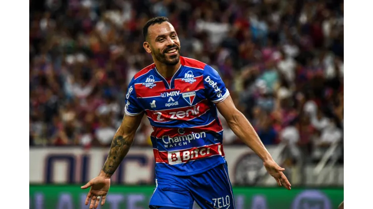 Moises jogador do Fortaleza comemora seu gol durante partida contra o Vitoria no estadio Arena Castelao pelo campeonato Copa do Brasil 2022. Foto: Kely Pereira/AGIF