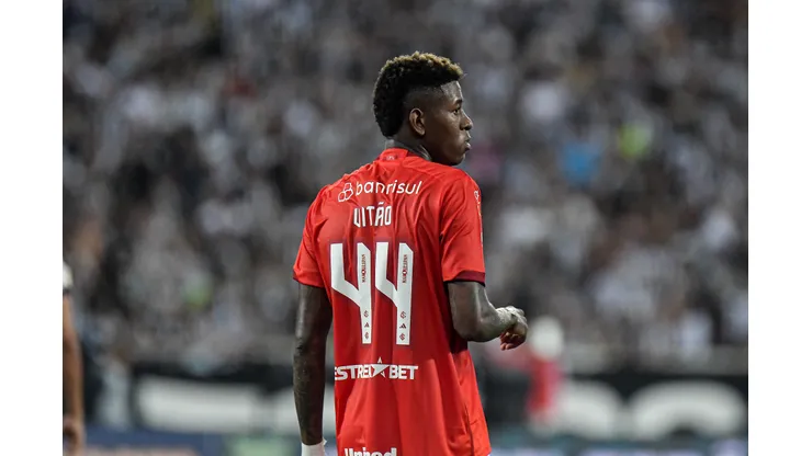 Vitao jogador do Internacional durante partida contra o Botafogo no estadio Engenhao pelo campeonato Brasileiro A 2023. Foto: Thiago Ribeiro/AGIF