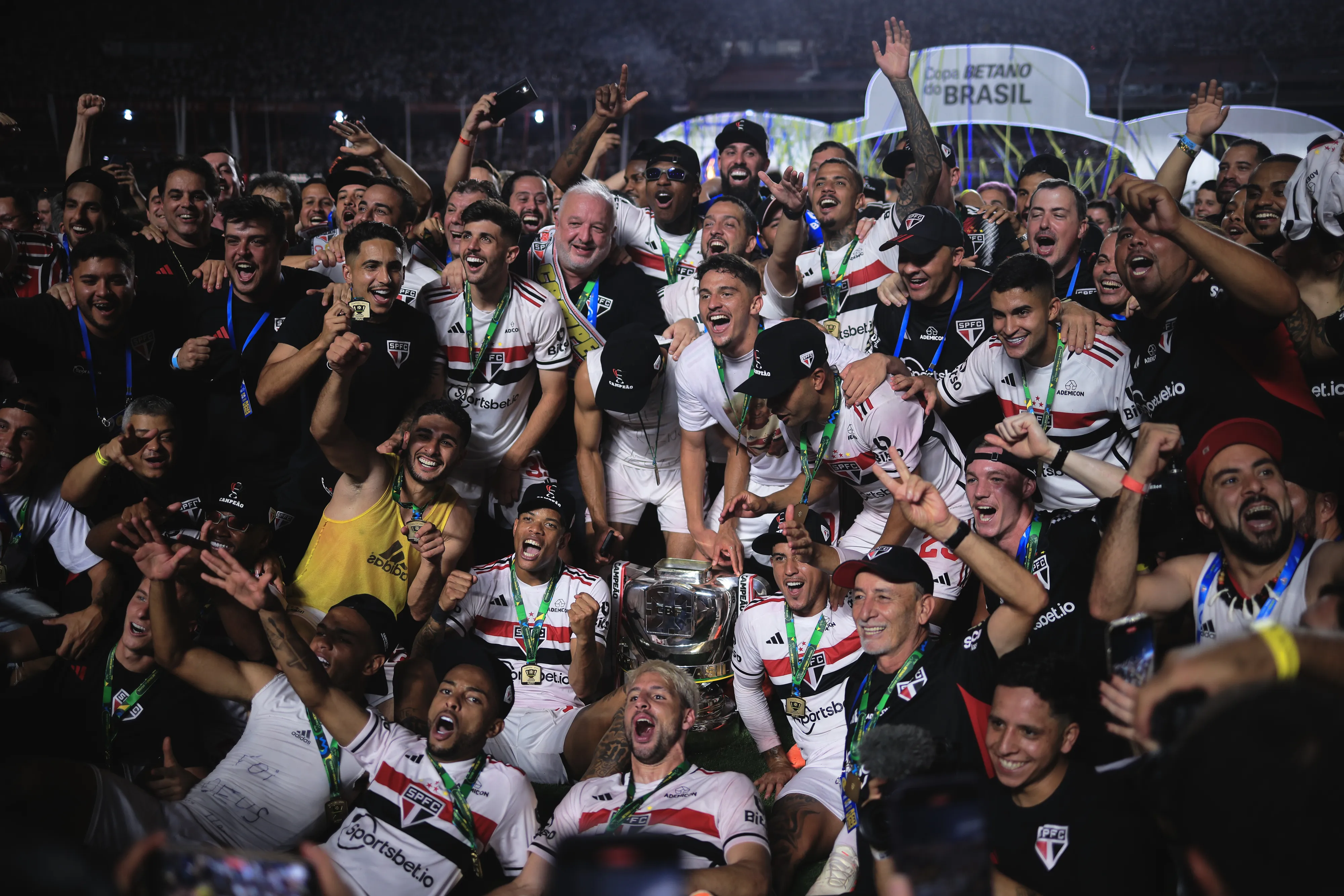 Foto: Ettore Chiereguini/AGIF – Elenco do São Paulo comemorando título da Copa do Brasil