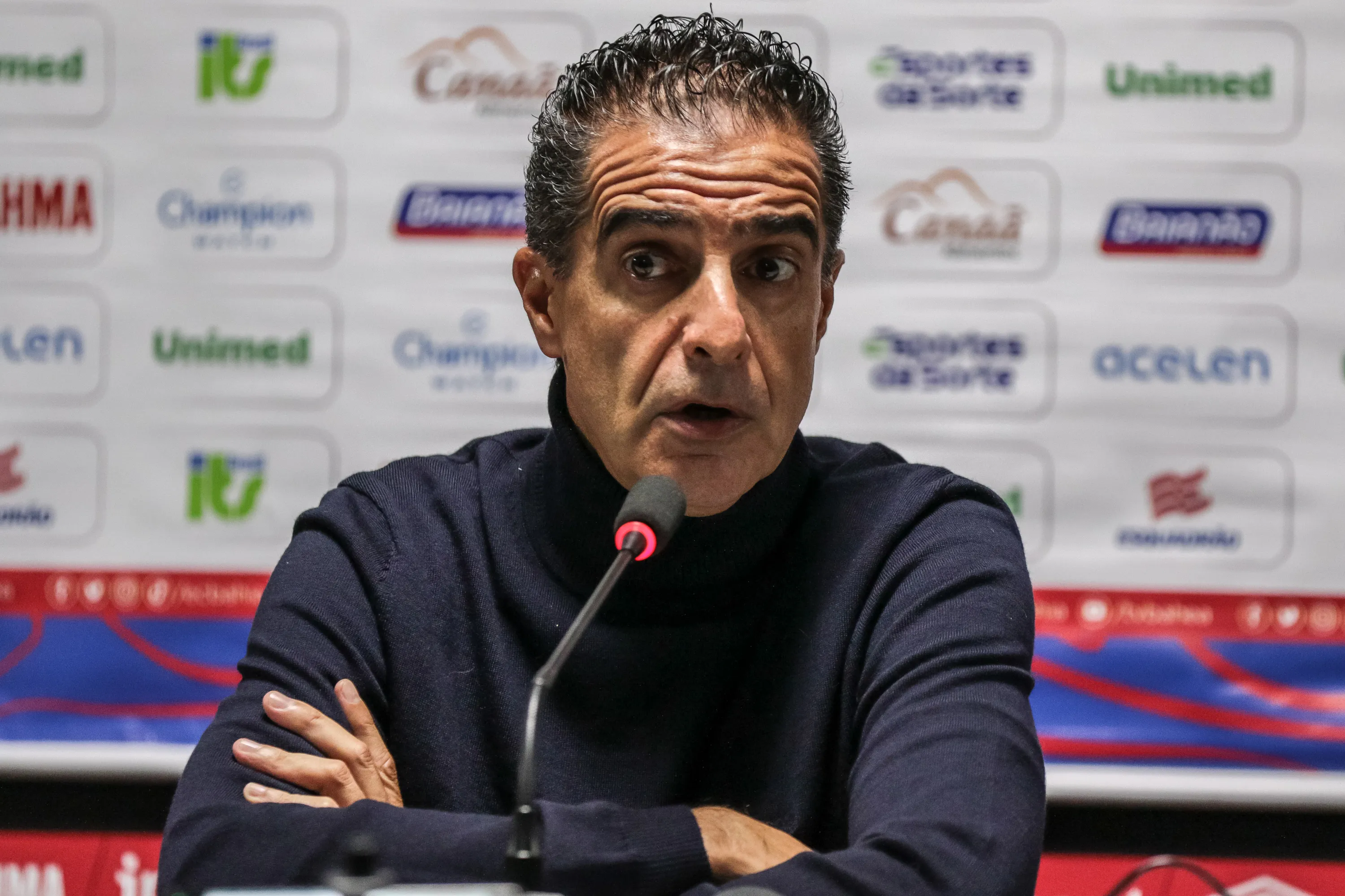 Foto: Robson Mafra/AGIF – Renato Paiva em coletiva de imprensa nos tempos de Bahia.