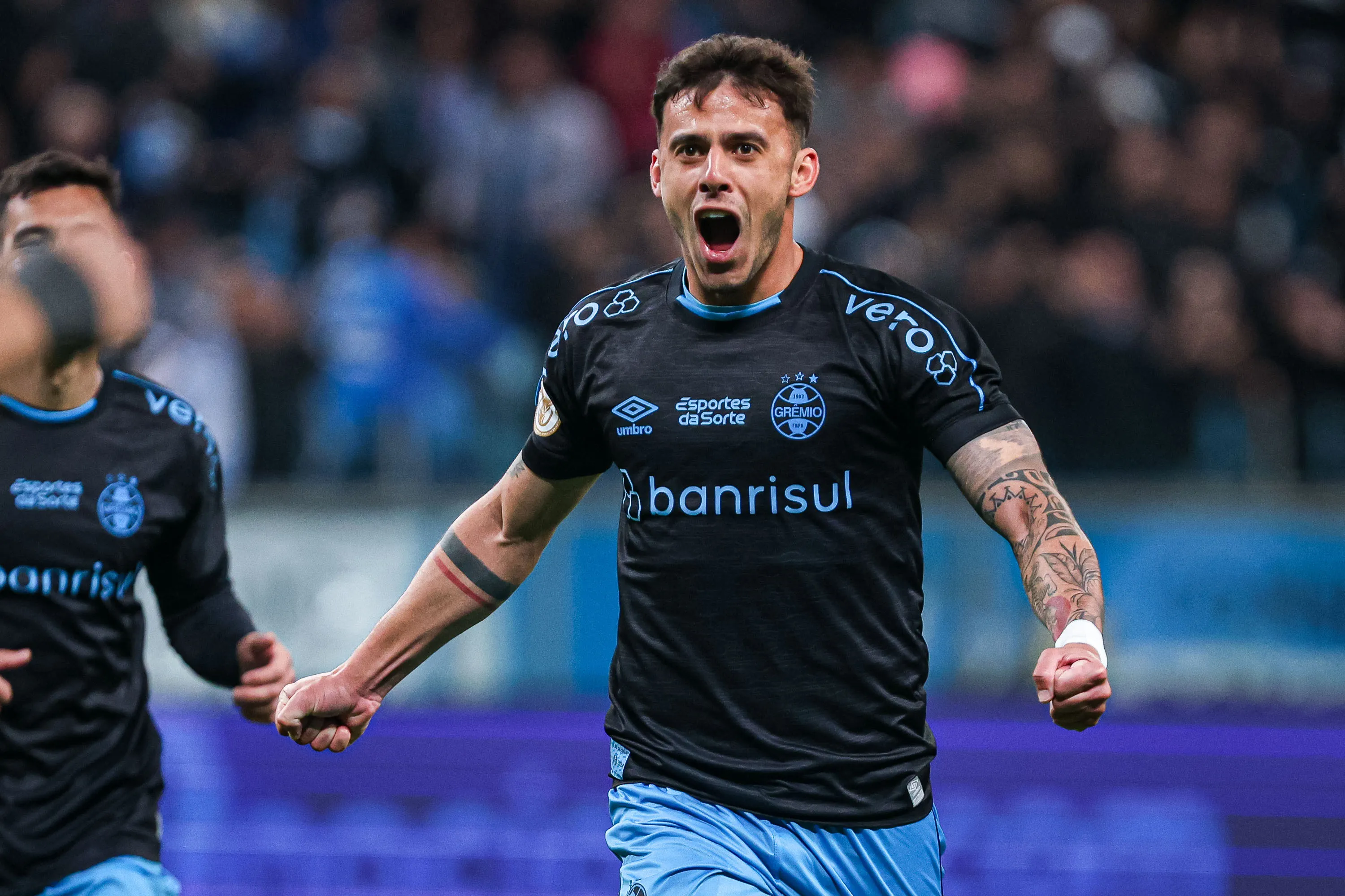Carballo comemora gol durante partida contra o Cruzeiro no Campeonato Brasileiro de 2023. Foto: Maxi Franzoi/AGIF