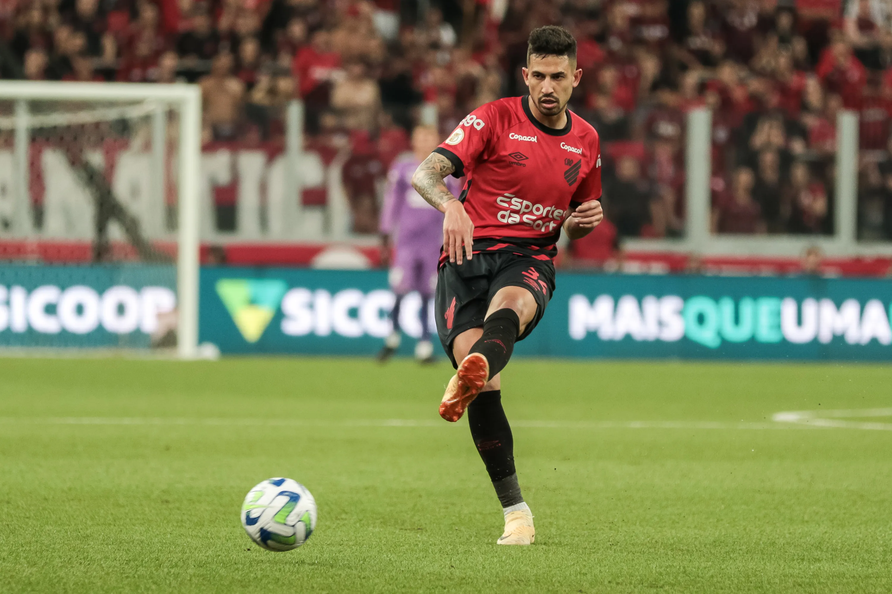 Foto: Robson Mafra/AGIF – Pedro Henrique em ação contra o Palmeiras no Campeonato Brasileiro.