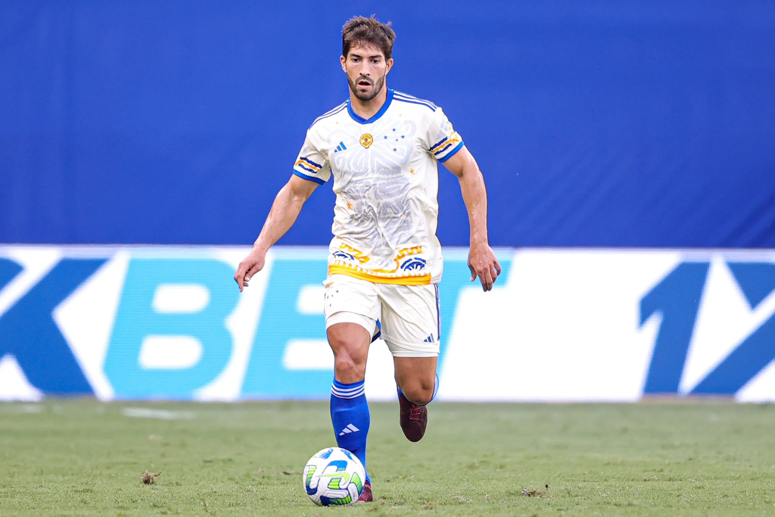 Foto: Gilson Lobo/AGIF – Lucas Silva em ação pelo Cruzeiro no Campeonato Brasileiro.