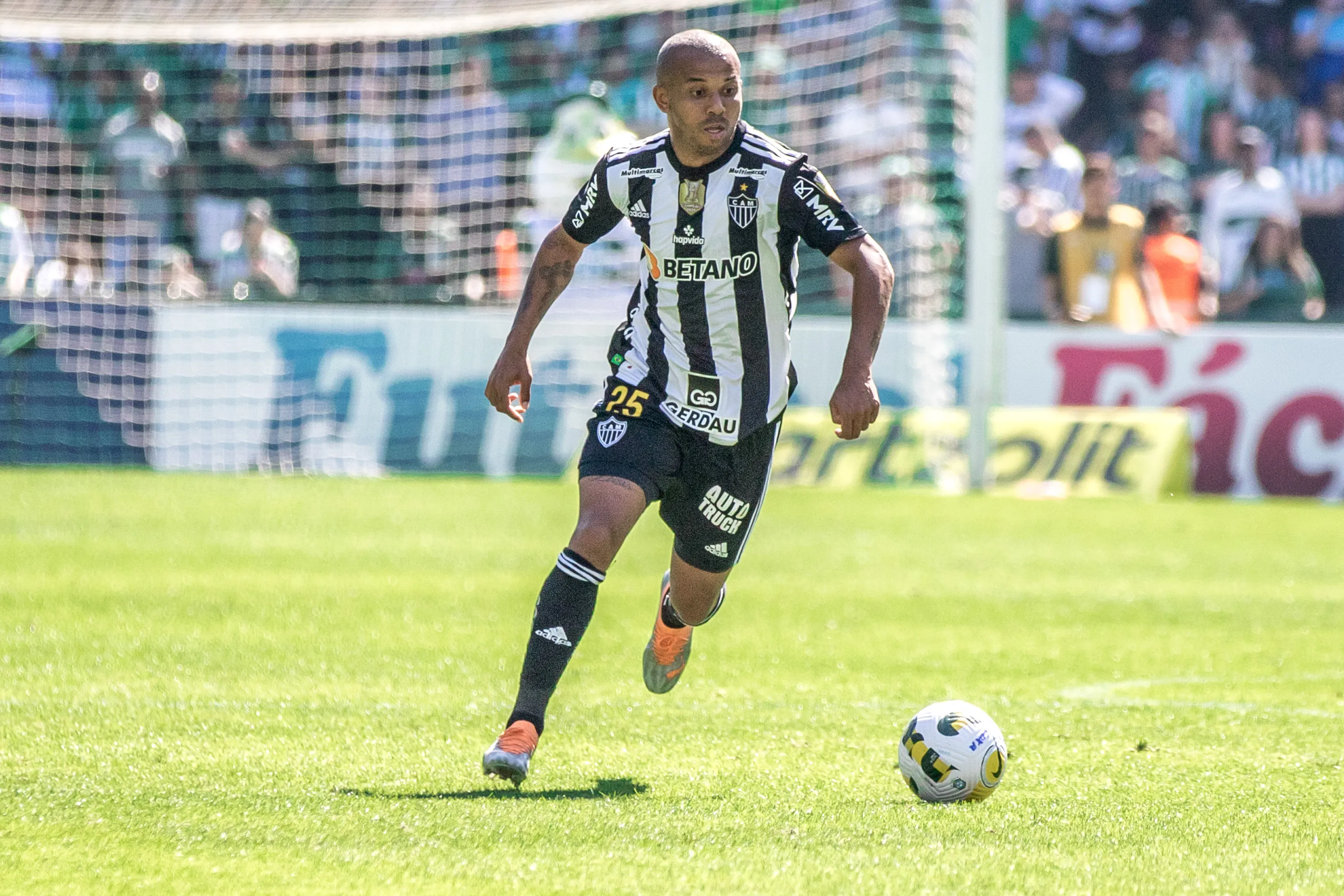 Mariano renova com o Atlético por mais uma temporada. Foto: Robson Mafra/AGIF