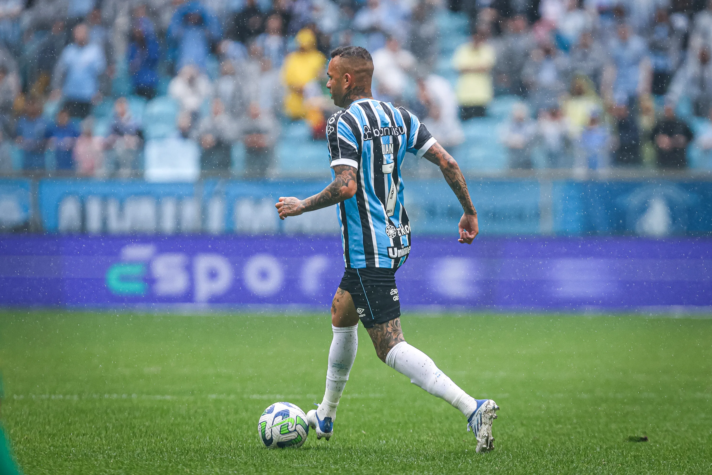 Foto: Maxi Franzoi/AGIF – Luan em ação pelo Grêmio contra o Cuiabá.