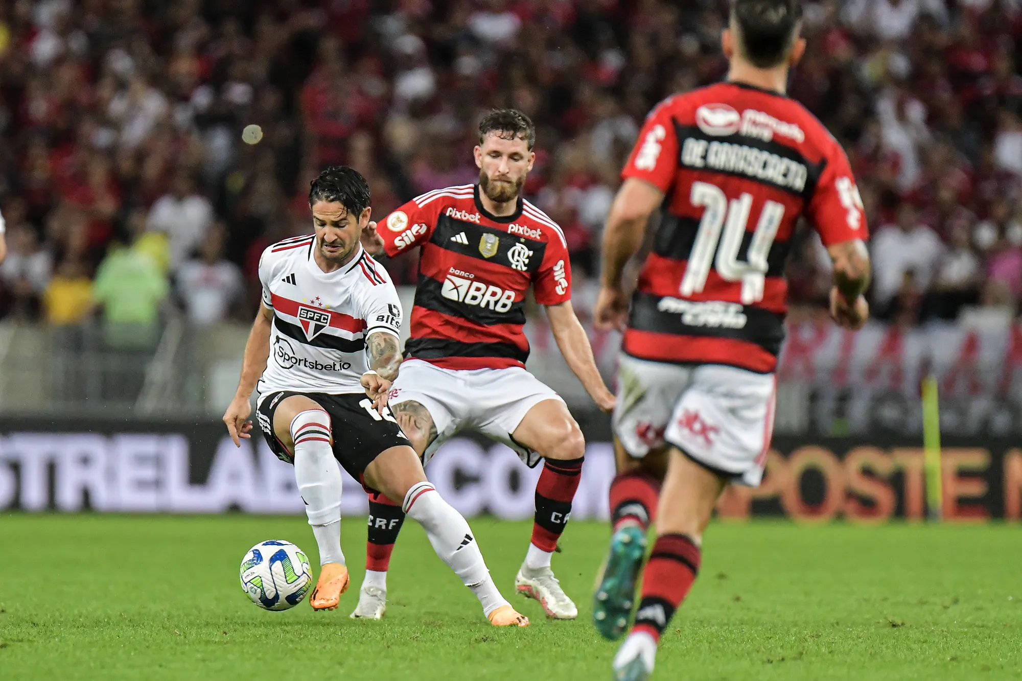 Foto: Thiago Ribeiro/AGIF – Alexandre Pato no São Paulo em 2023