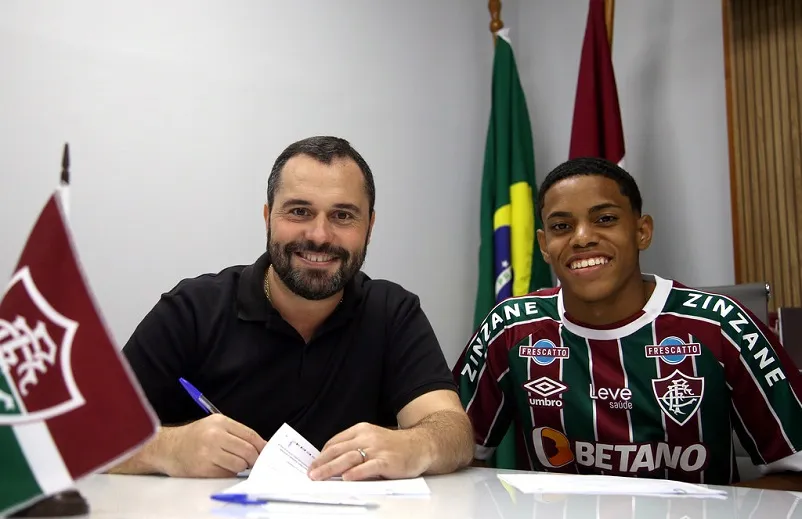 Reprodução: Marcelo Goncalves/FFC&nbsp;– Mário Bittencourt e Matheus Reis assinando contrato no Fluminense