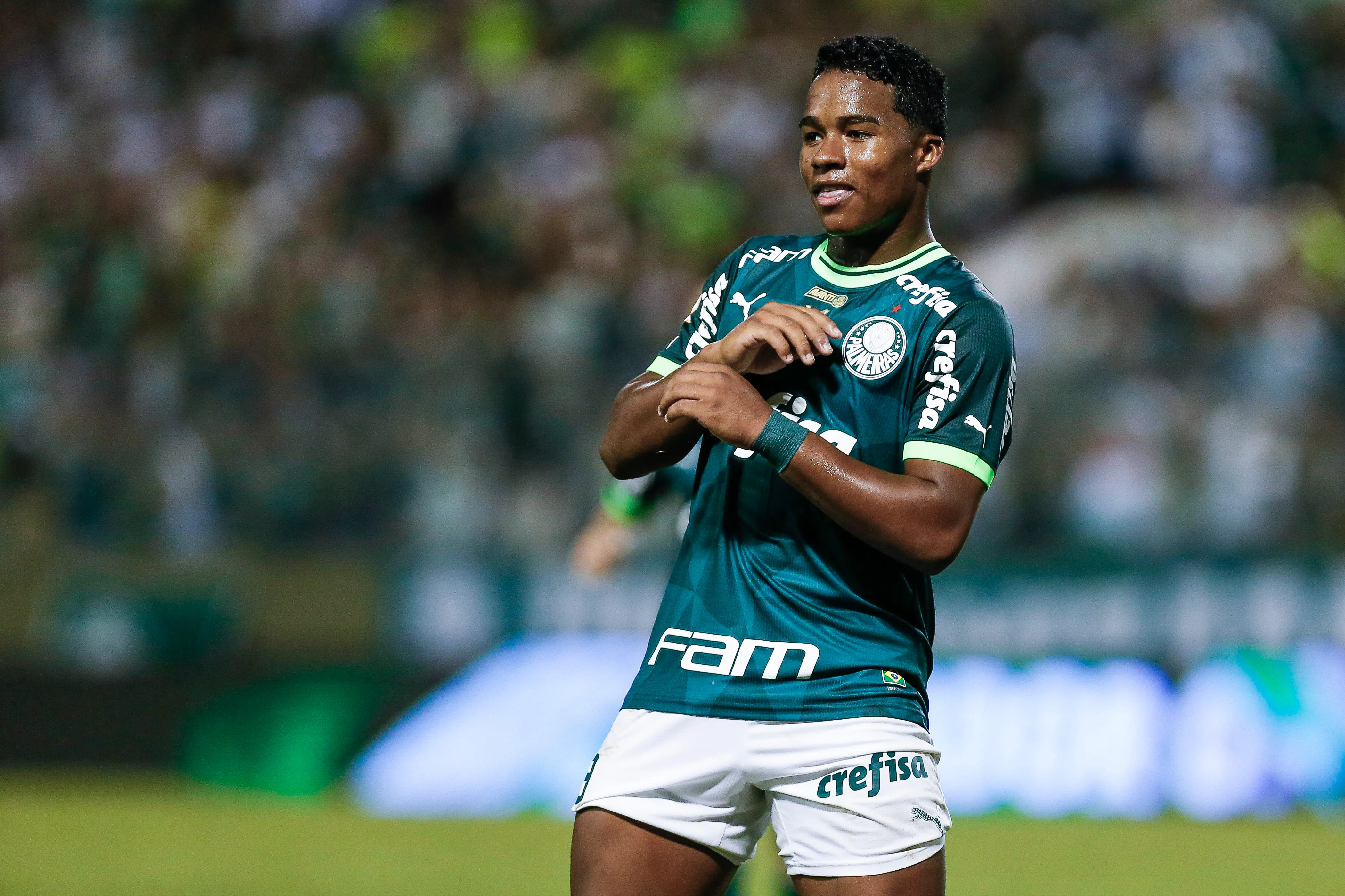 Endrick comemorando após marcar o segundo gol durante a partida entre Palmeiras e Inter.&nbsp;Foto: Ricardo Moreira/Getty Images