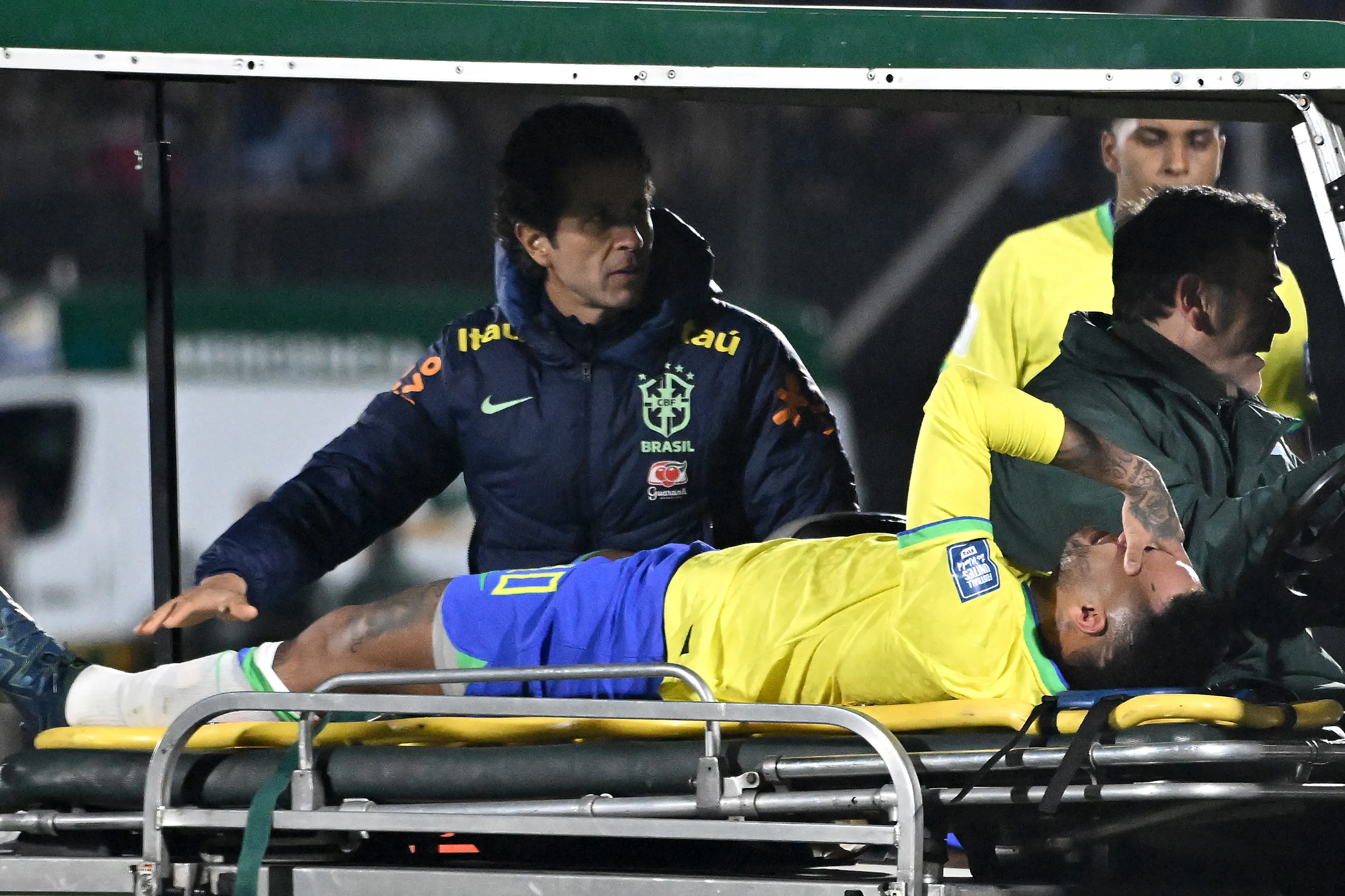 Neymar deixando o gramado após lesão no duelo contra o Uruguai pela Eliminátoria da Copa 2026. Foto: Guillermo Legaria/Getty Images)
