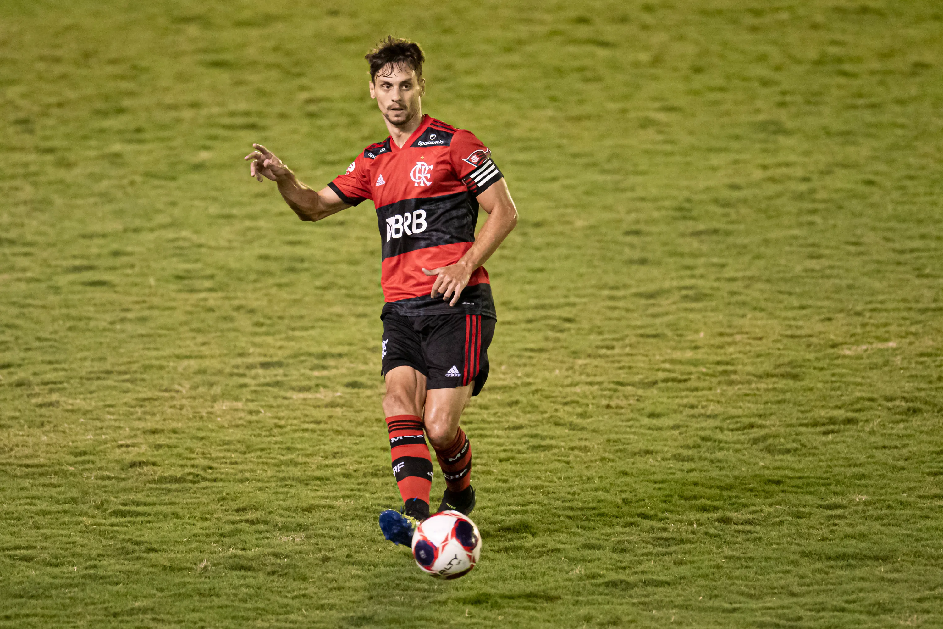Internacional pode entrar na disputa por Rodrigo Caio. Foto: Jorge Rodrigues/AGIF