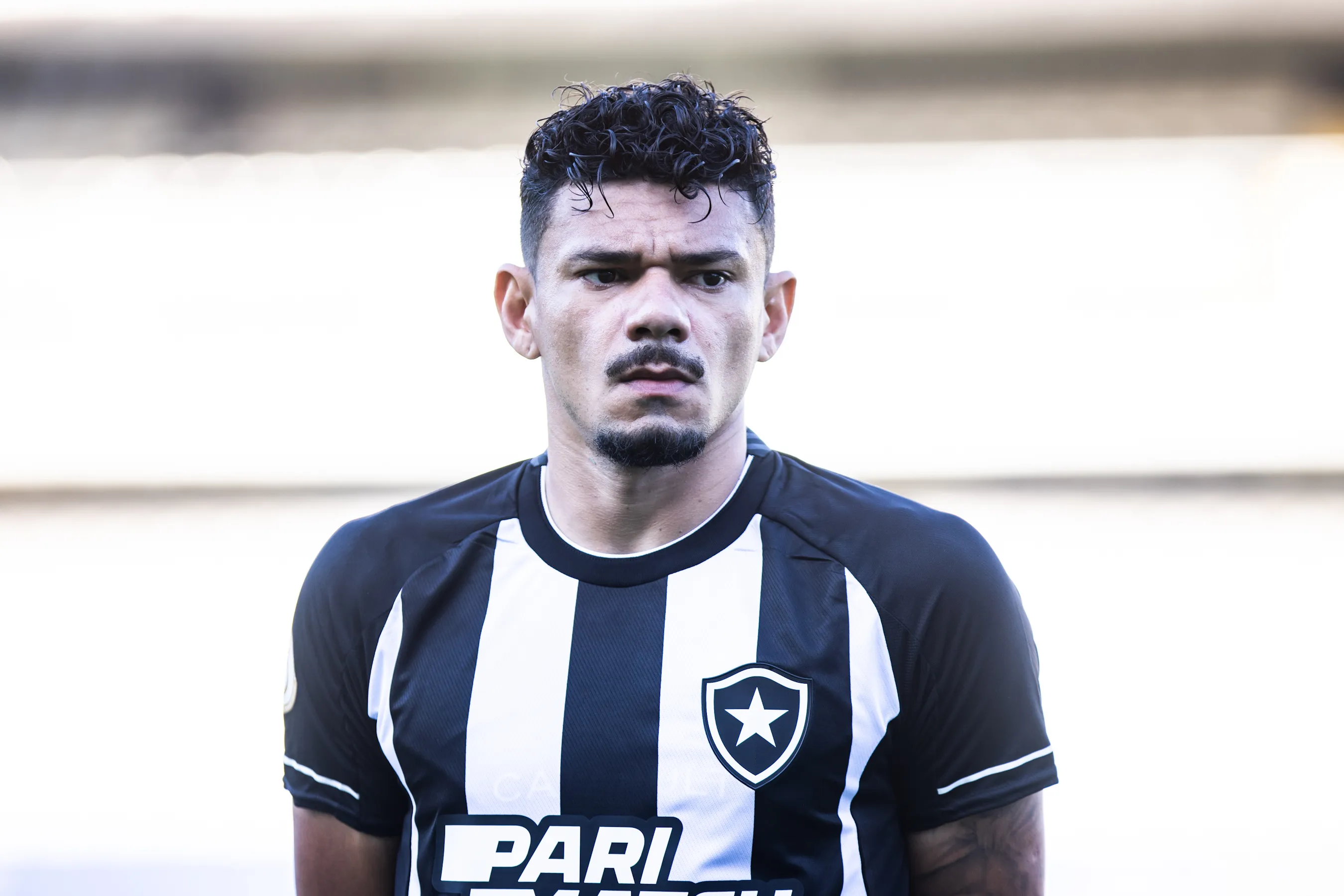 Tiquinho Soares durante partida contra o Santos. Foto: Abner Dourado/AGIF