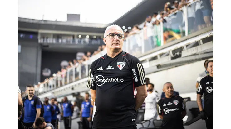 SP - SANTOS - 12/11/2023 - BRASILEIRO A 2023, SANTOS X SAO PAULO - Dorival Junior tecnico do Sao Paulo durante partida contra o Santos no estadio Vila Belmiro pelo campeonato Brasileiro A 2023. Foto: Abner Dourado/AGIF