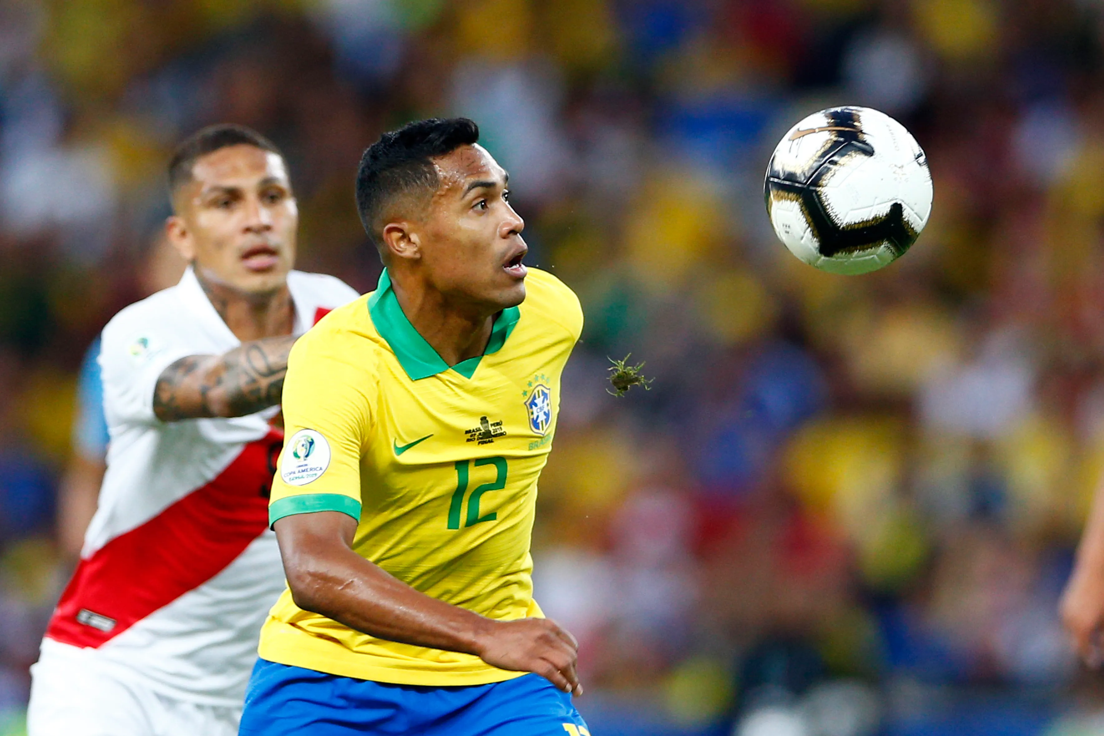 Alex Sandro durante partida contra o Peru. Foto: Thiago Calil/AGIF