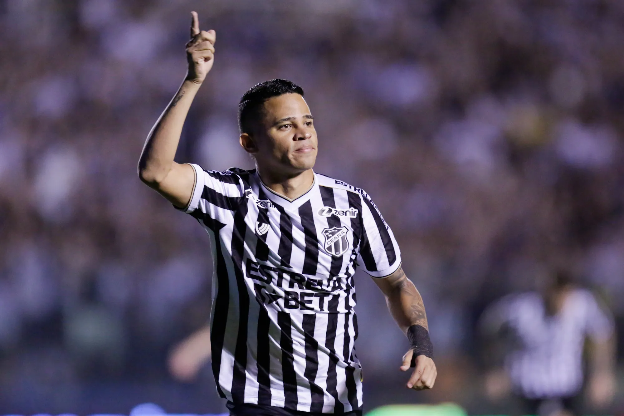 Foto: Lucas Emanuel/AGIF – Erick, reforço do São Paulo, atuando no Ceará em 2023