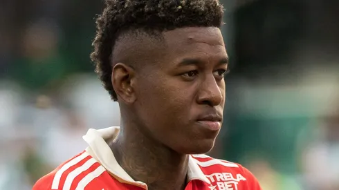 Vitão jogador do Internacional durante execução do hino nacional antes da partida contra o Coritiba no estádio Couto Pereira pelo campeonato Brasileiro A 2022. Foto: Robson Mafra/AGIF