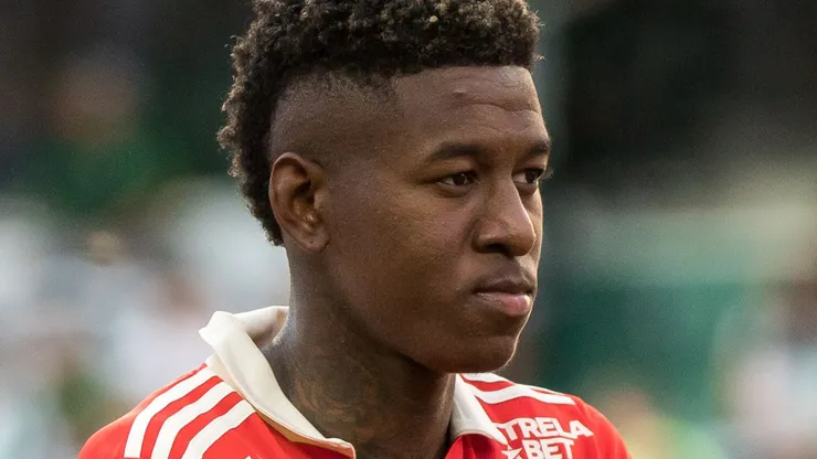 Vitão jogador do Internacional durante execução do hino nacional antes da partida contra o Coritiba no estádio Couto Pereira pelo campeonato Brasileiro A 2022. Foto: Robson Mafra/AGIF