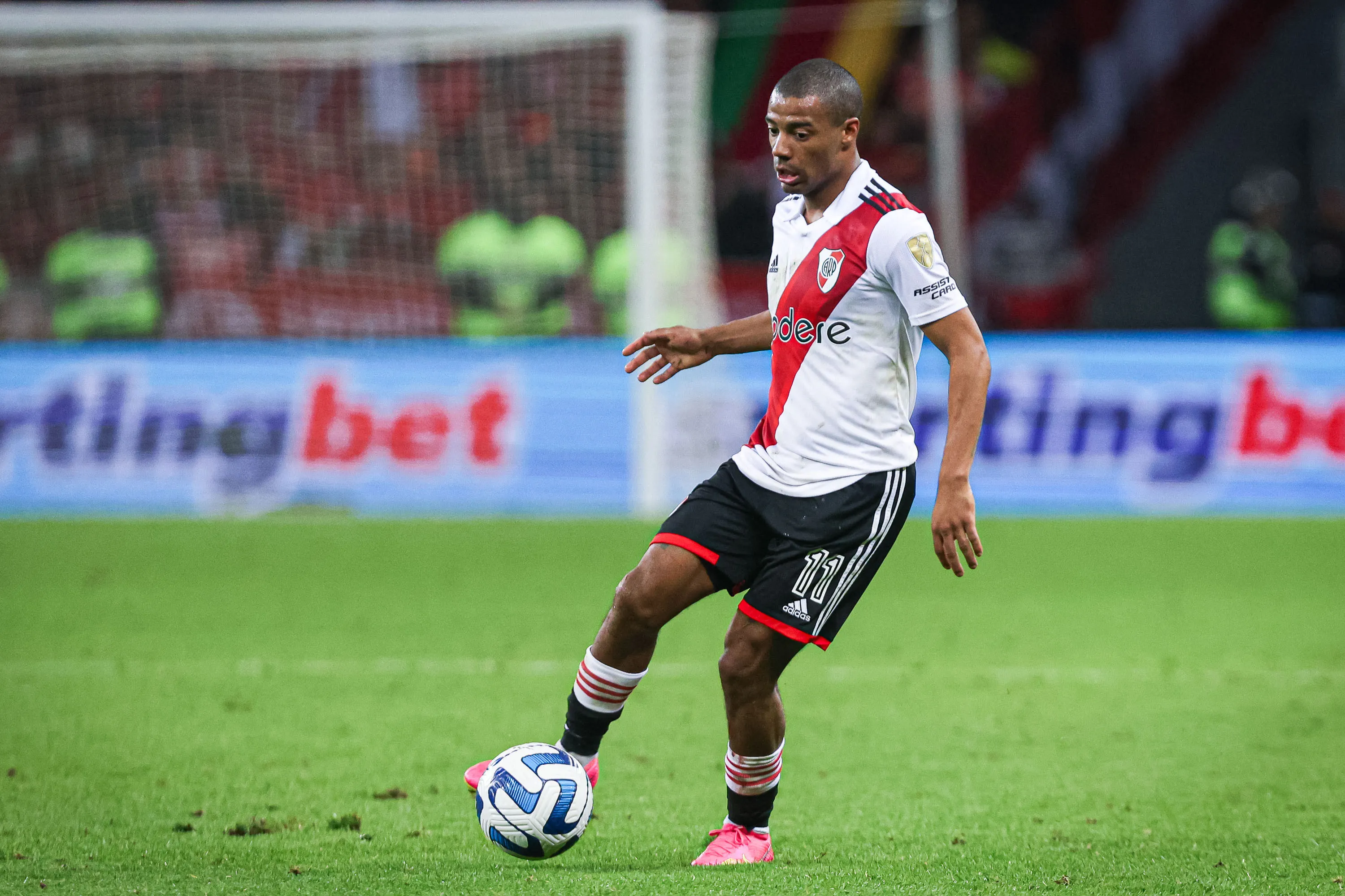 Nico De La Cruz durante partida contra o Internacional no estadio Beira-Rio pelo campeonato Libertadores 2023. Foto: Maxi Franzoi/AGIF