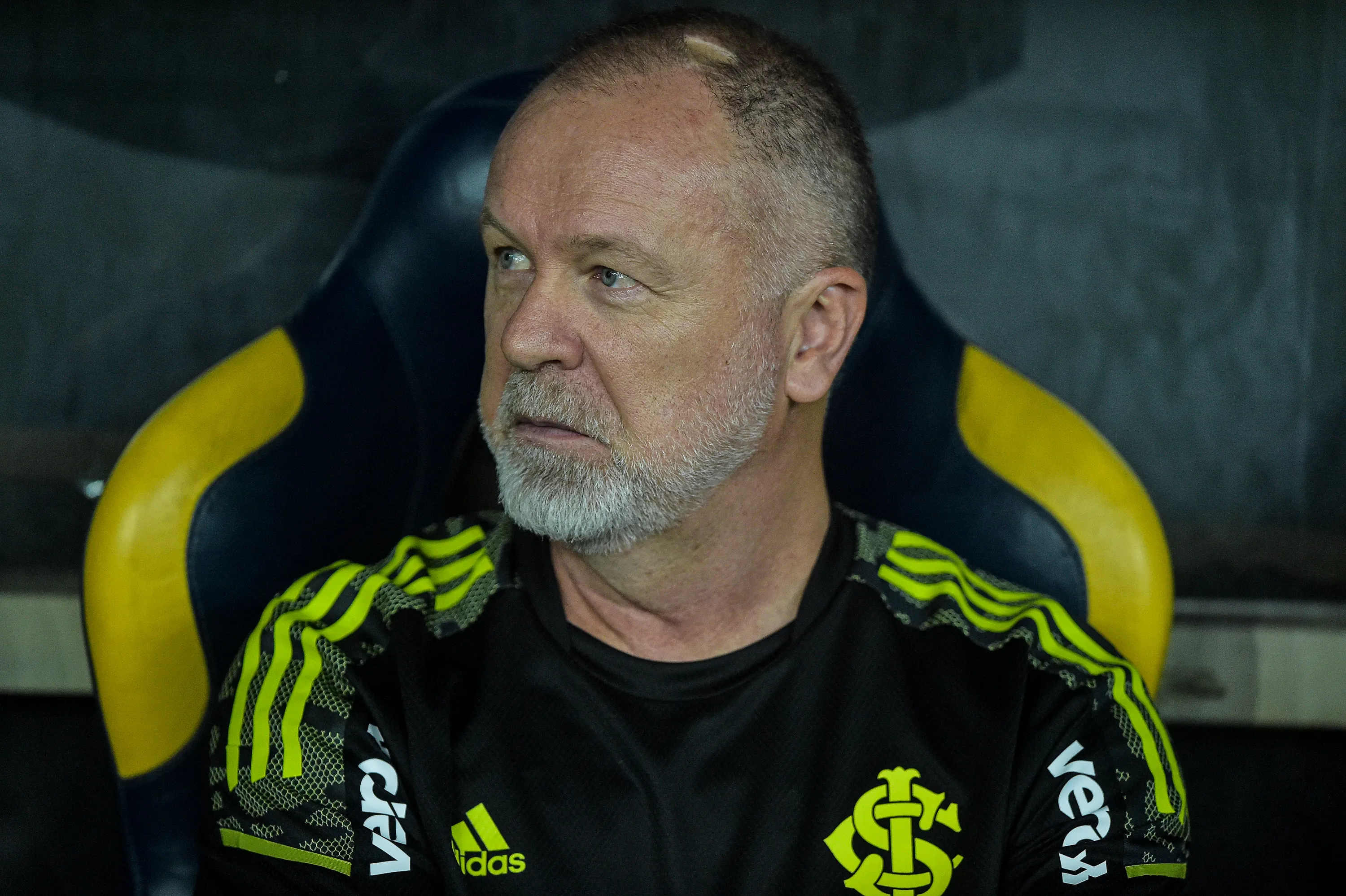 Mano Menezes durante partida contra o Fluminense no estadio Maracana pelo campeonato Brasileiro A 2022. Foto: Thiago Ribeiro/AGIF