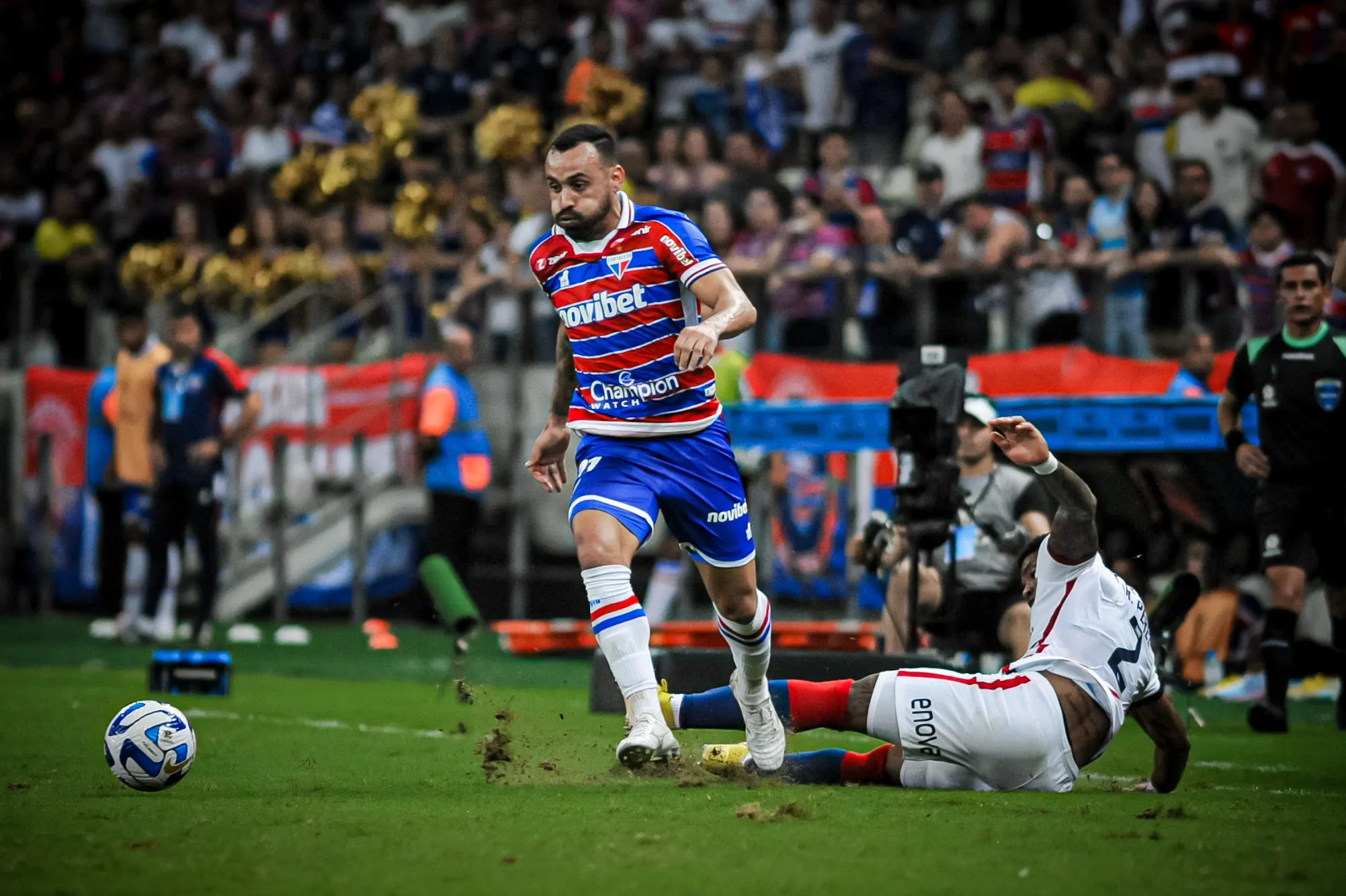 Foto: Kely Pereira/AGIF – Moisés em ação com a camisa do Fortaleza na Copa Sul-Americana.