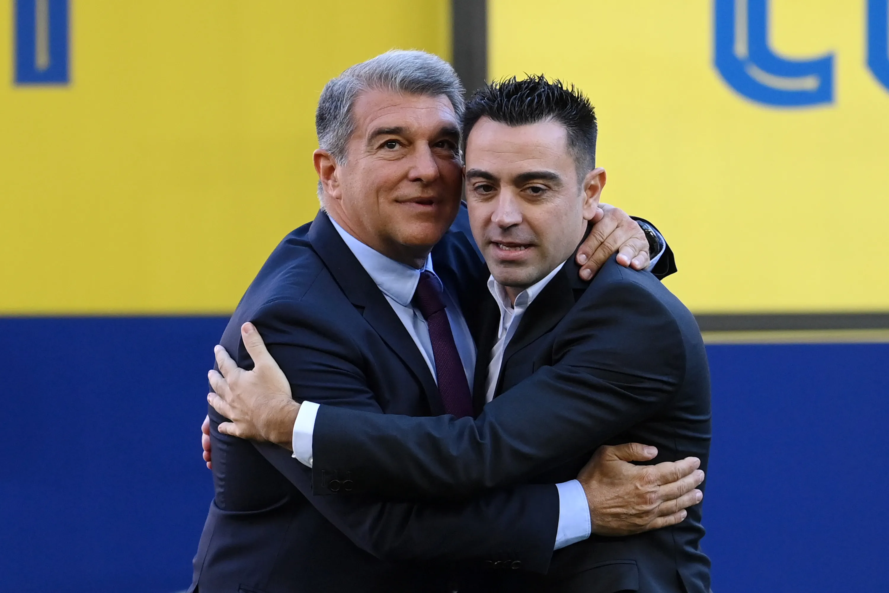 Laporta e Xavi. Foto:  David Ramos/Getty Images