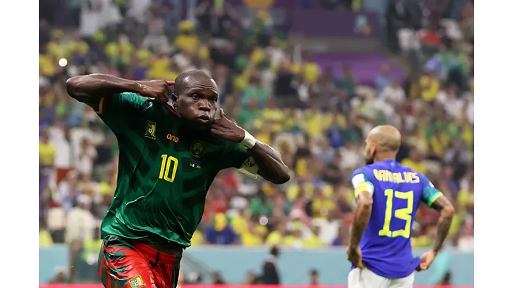 Foto: Clive Brunskill/Getty Images - Vincent Aboubakar comemorando gol de Camarões contra a Seleção Brasileira na Copa do Mundo de 2022