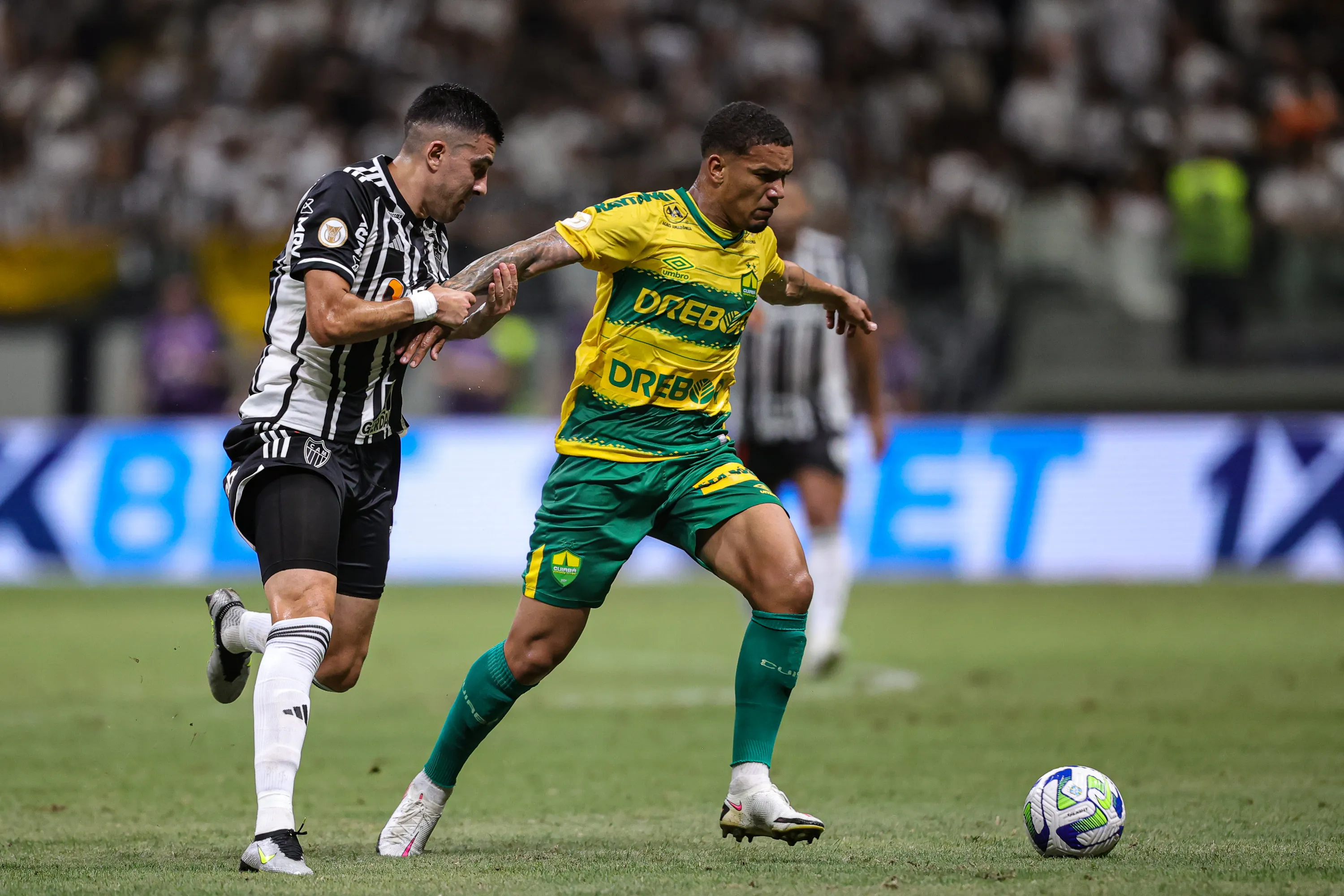 Cuiabá descarta negociar Denilson antes do término do Brasileirão. Foto: Gilson Lobo/AGIF