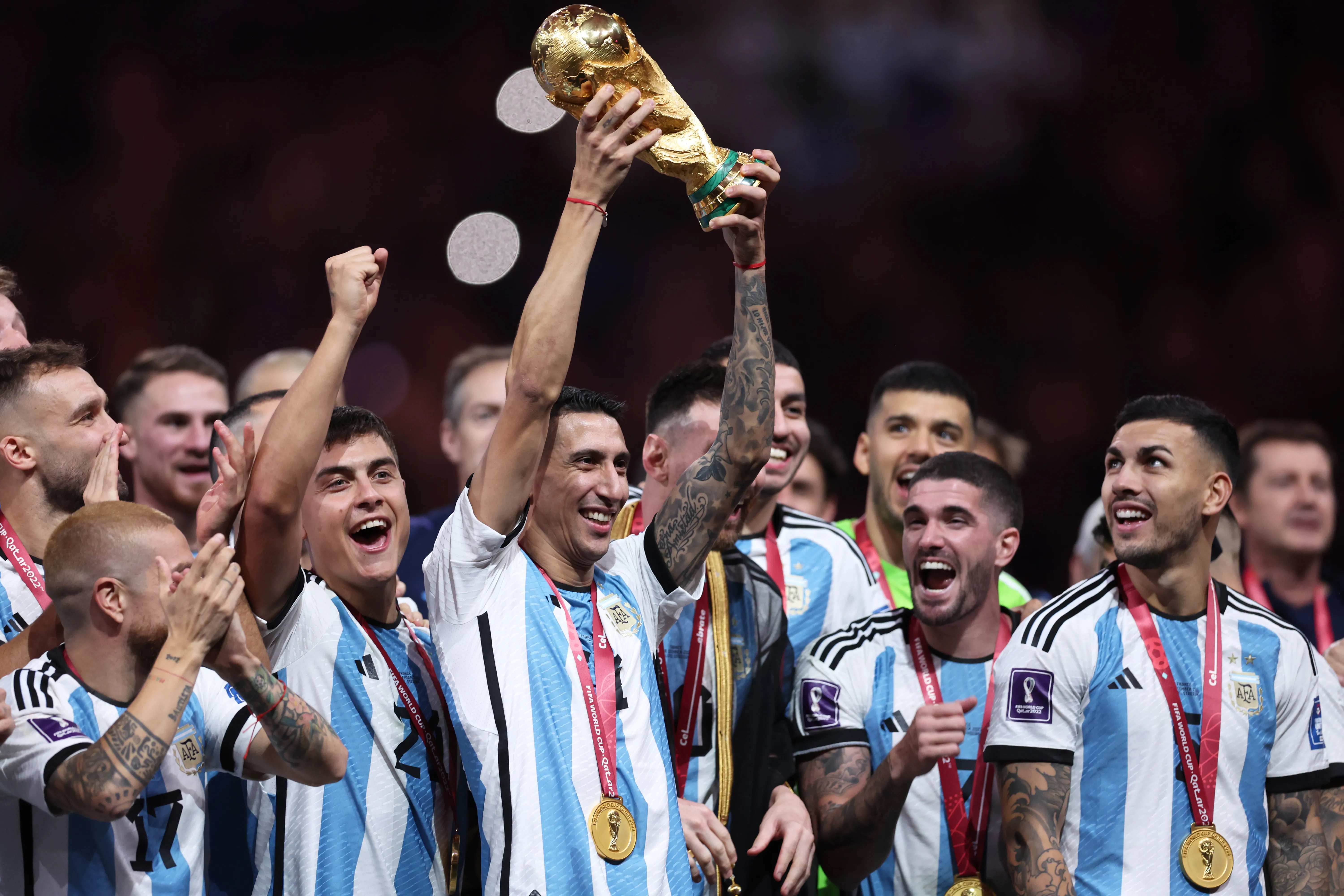 Ángel Di María comemorando a conquista da Copa do Mundo da Argentina.  Foto: Clive Brunskill/Getty Images