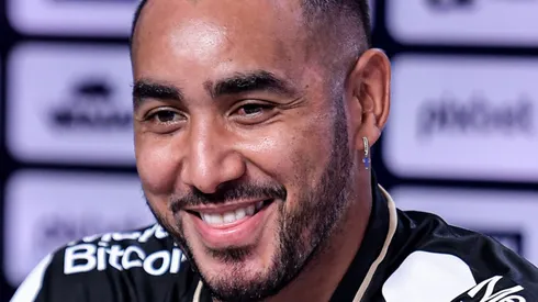 Dimitri Payet fala aos jornalista durante sua apresentação oficial Foto: Thiago Ribeiro/AGIF
