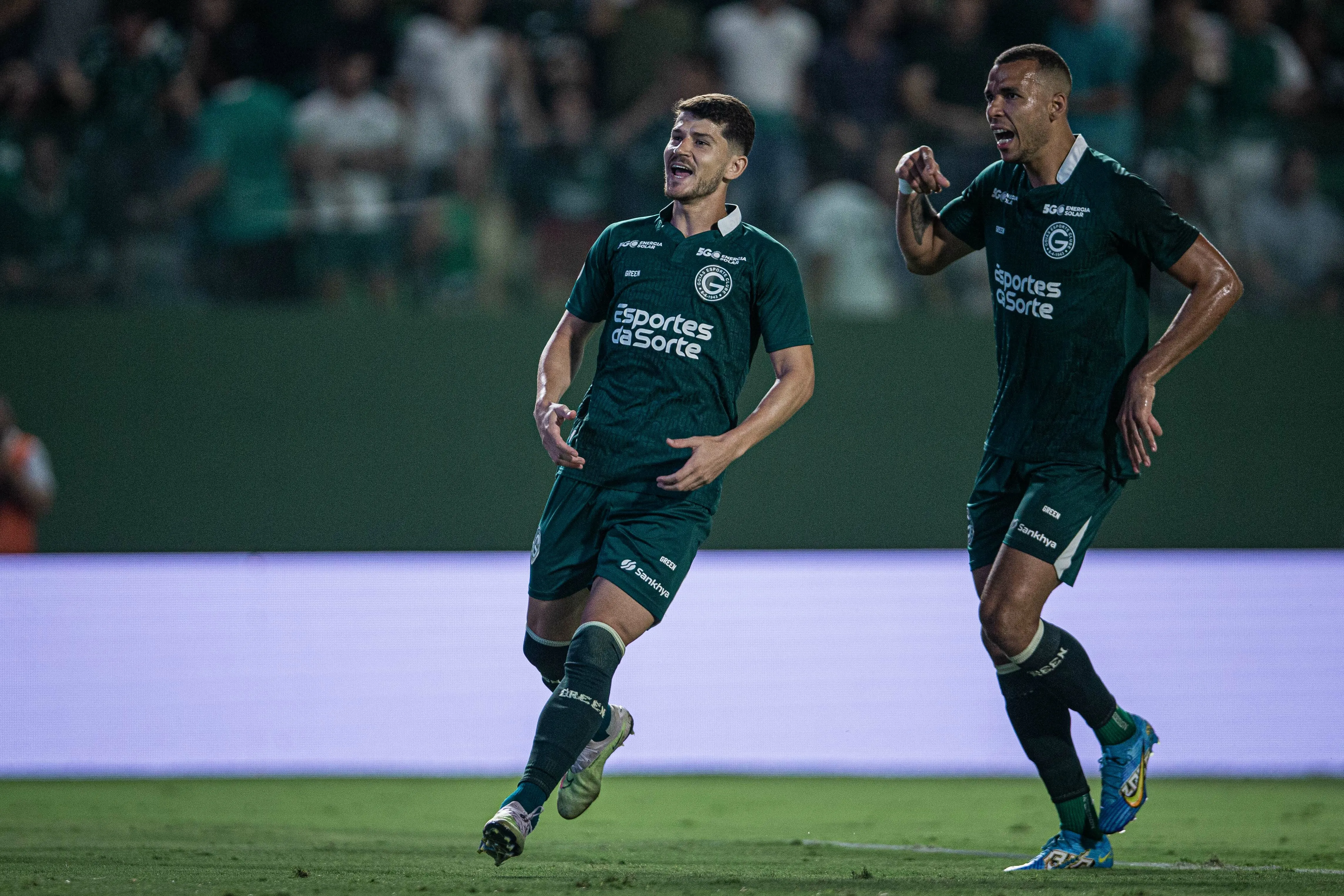 Foto: Isabela Azine/AGIF – Hugo em ação pelo Goiás no Campeonato Brasileiro.
