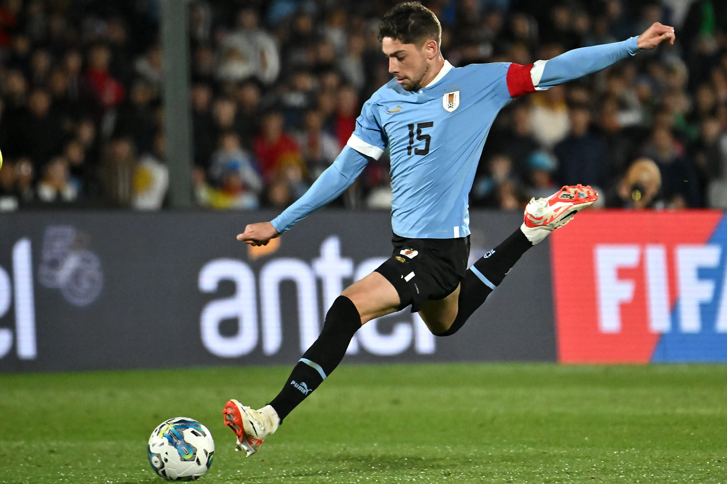 Fede Valverde durante duelo contra o Brasil pela Eliminatórias da Copa. Foto: Guillermo Legaria/Getty Images