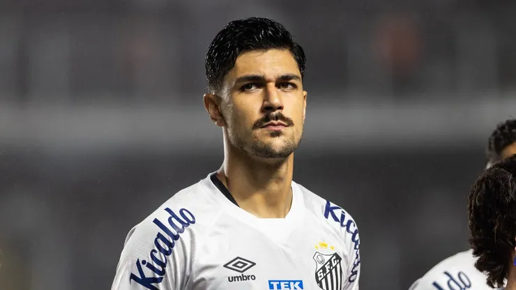 João Basso jogador do Santos durante partida contra o Bragantino no estádio Vila Belmiro pelo campeonato Brasileiro A 2023. Foto: Abner Dourado/AGIF
