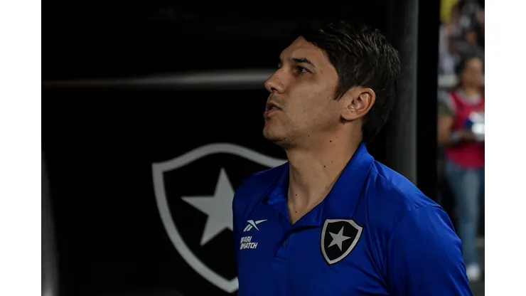 RJ - RIO DE JANEIRO - 21/10/2023 - BRASILEIRO A 2023, BOTAFOGO X ATHLETICO-PR - Lucio Flavio tecnico do Botafogo durante partida contra o Athletico-PR no estadio Engenhao pelo campeonato Brasileiro A 2023. Foto: Thiago Ribeiro/AGIF