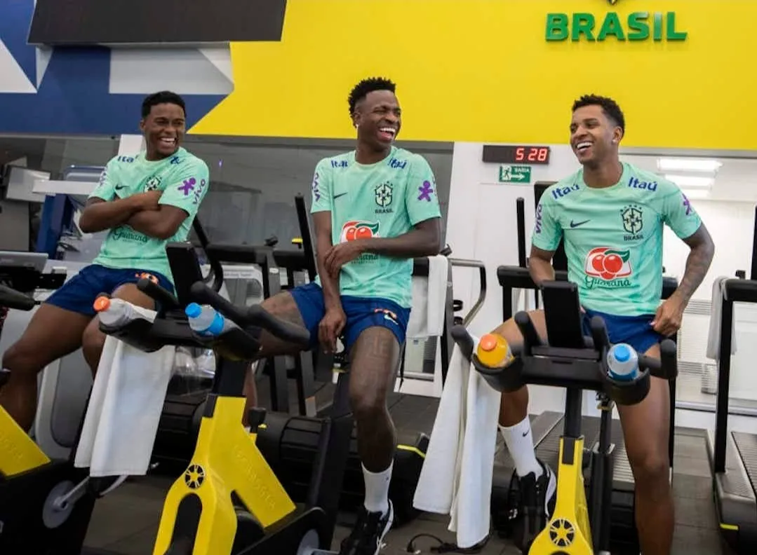 Endrick, Vini Jr. e Rodrygo nos treinos da Seleção. Foto: CBF TV