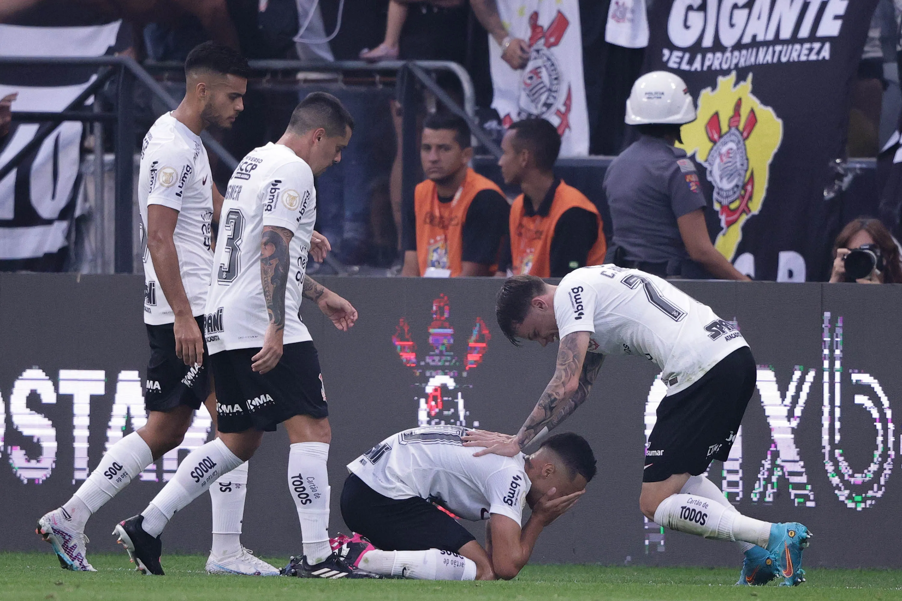 Matheus Araujo comemorando seu gol durante partida contra o Cruzeiro pelo Brasileirão. Foto: Ettore Chiereguini/AGIF