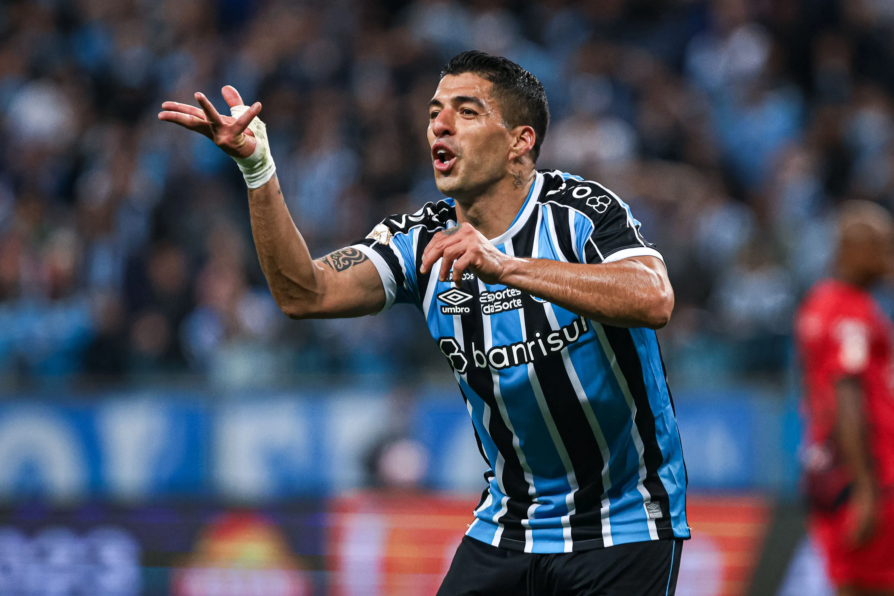 Suárez reclama com a arbitragem durante partida contra o Athletico-PR. Foto: Maxi Franzoi/AGIF