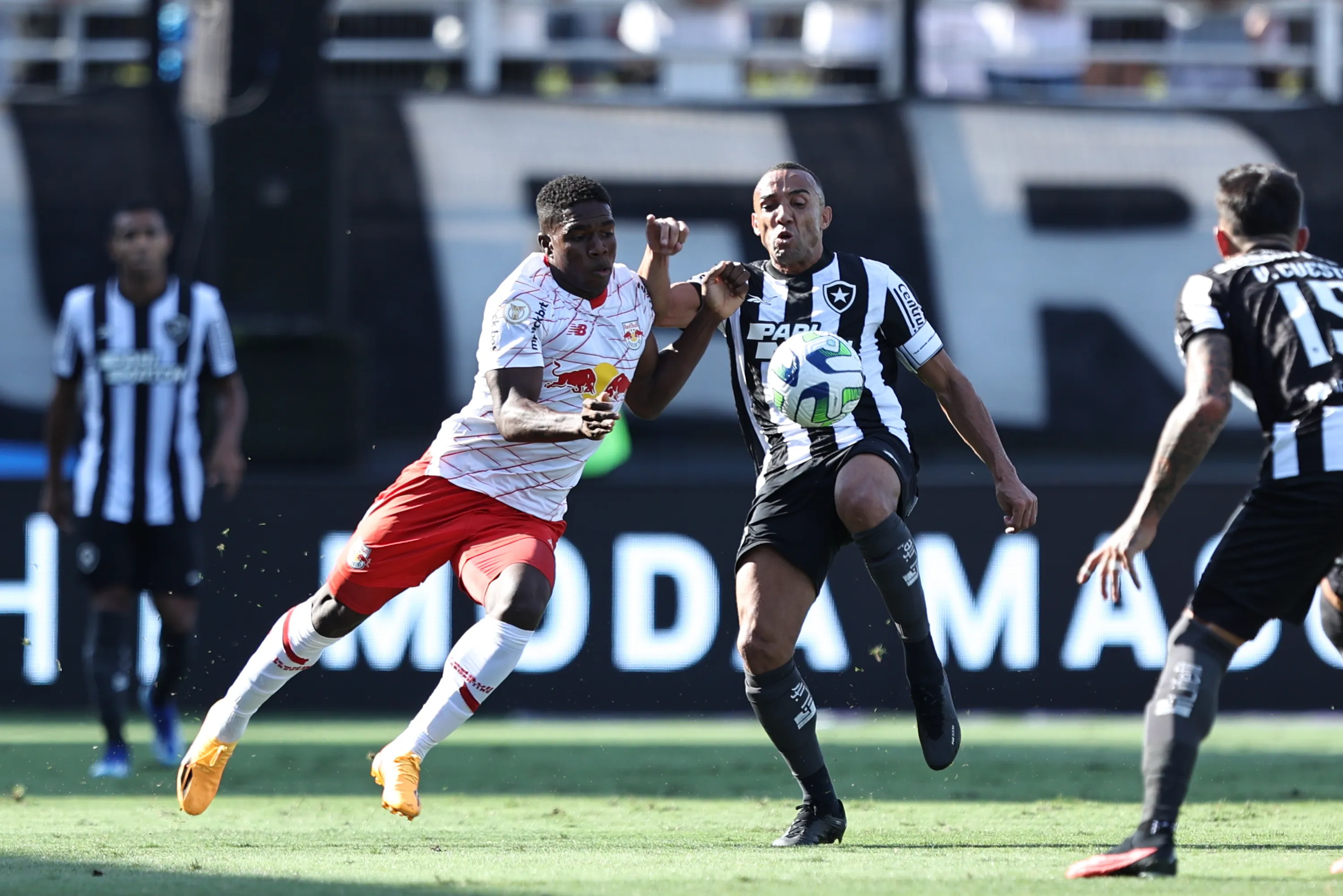 Botafogo no empate por 2 a 2 com Red Bull Bragantino. Foto: Diogo Reis/AGIF