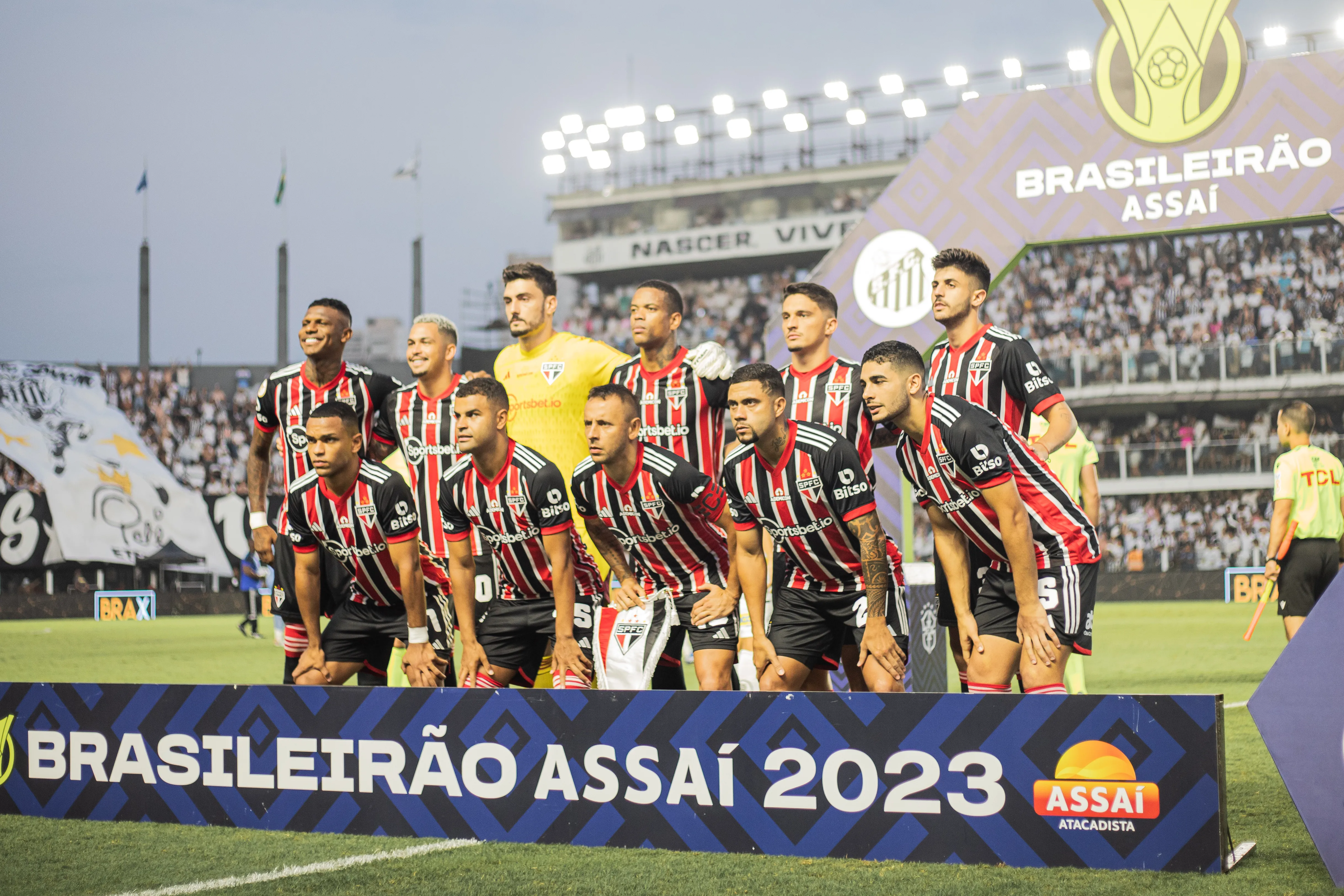 Elenco do São Paulo antes da partida contra Santos pelo Brasileirão 2023. Foto: Abner Dourado/AGIF