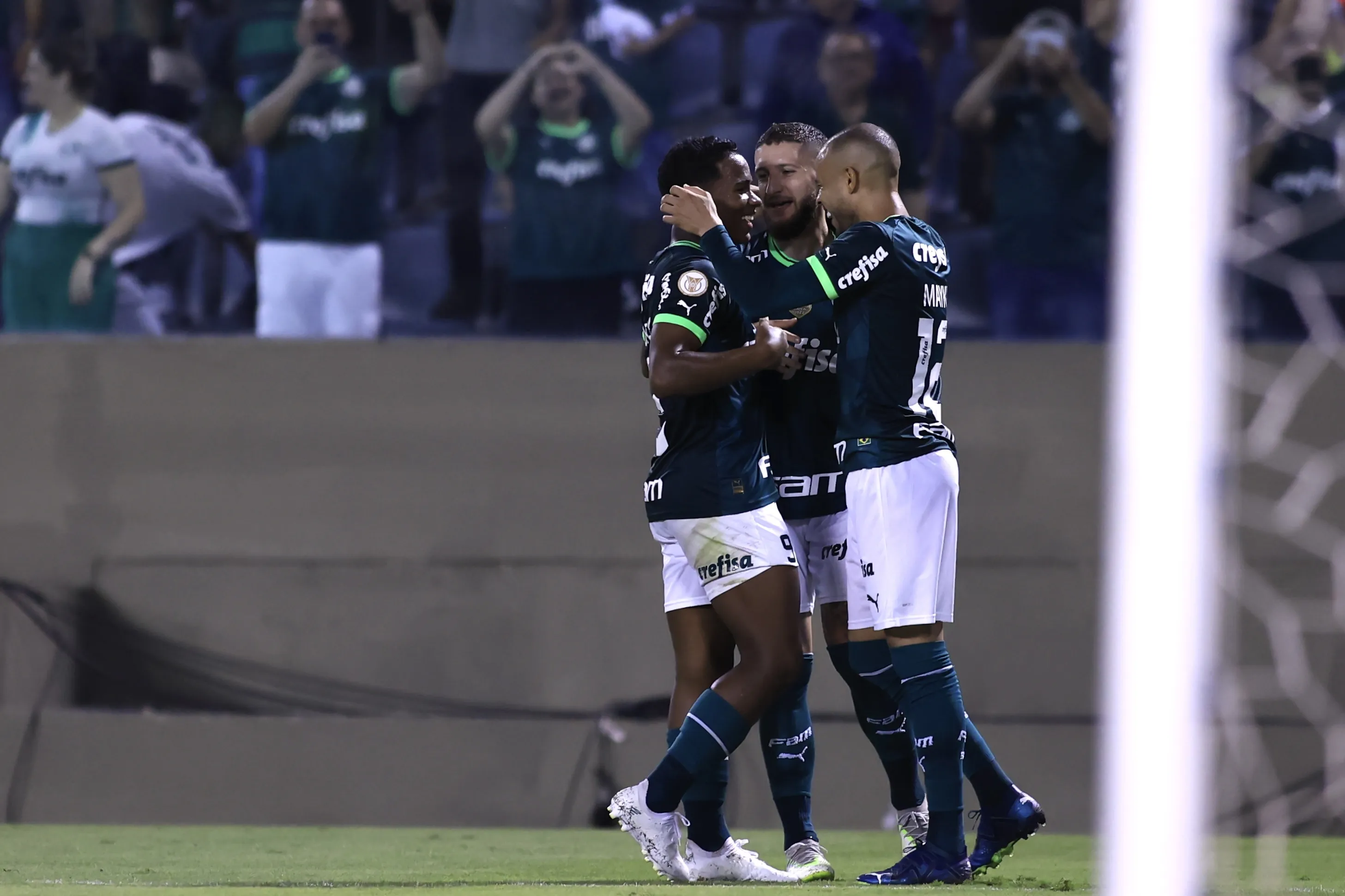 Jogadores do Palmeiras comemorando na vitória sobre o Internacional. Foto: Marcello Zambrana/AGIF