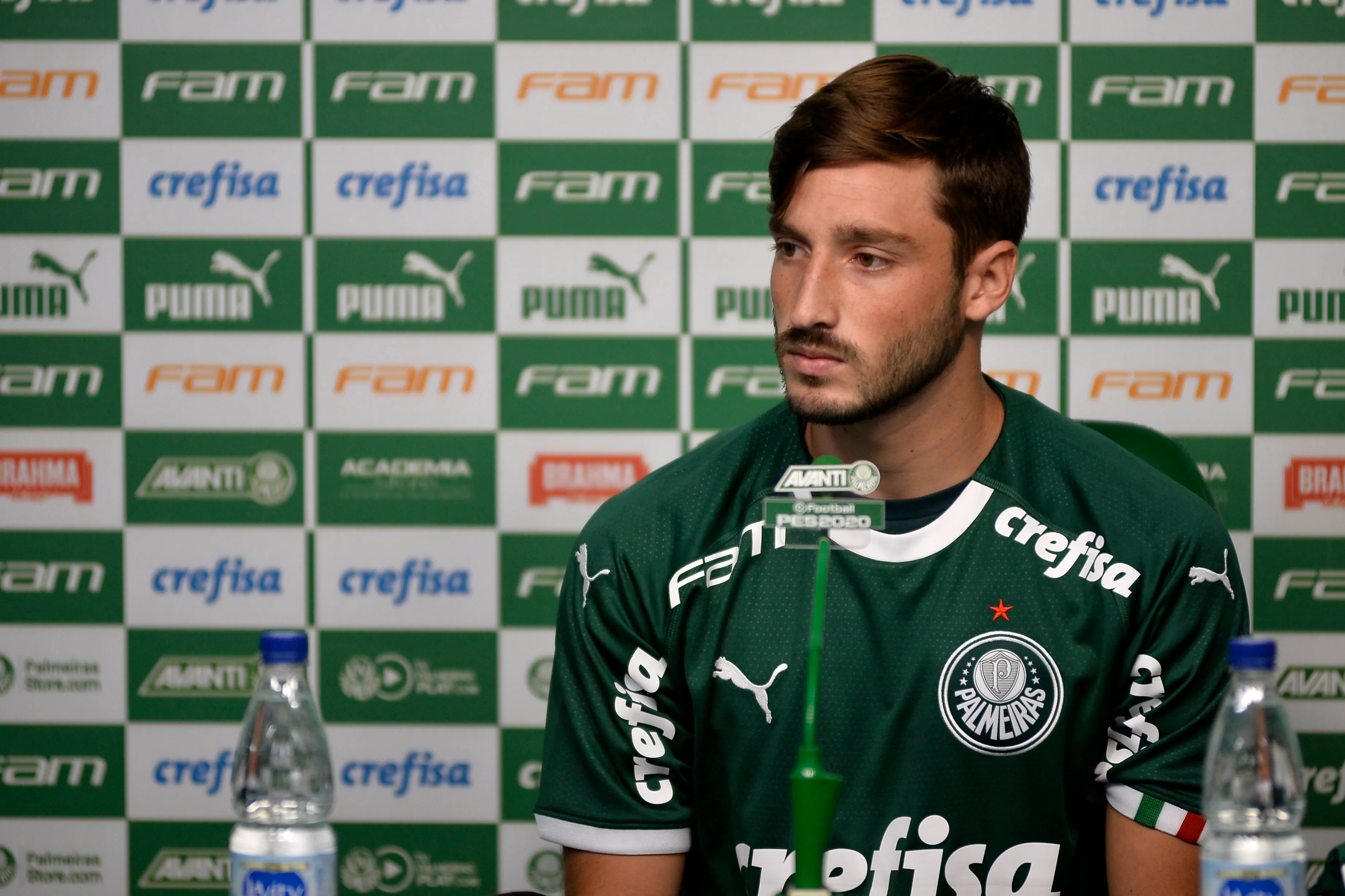 Vinã fala aos jornalista durante sua apresentacao oficial no Palmeiras. Foto: Bruno Ulivieri/AGIF