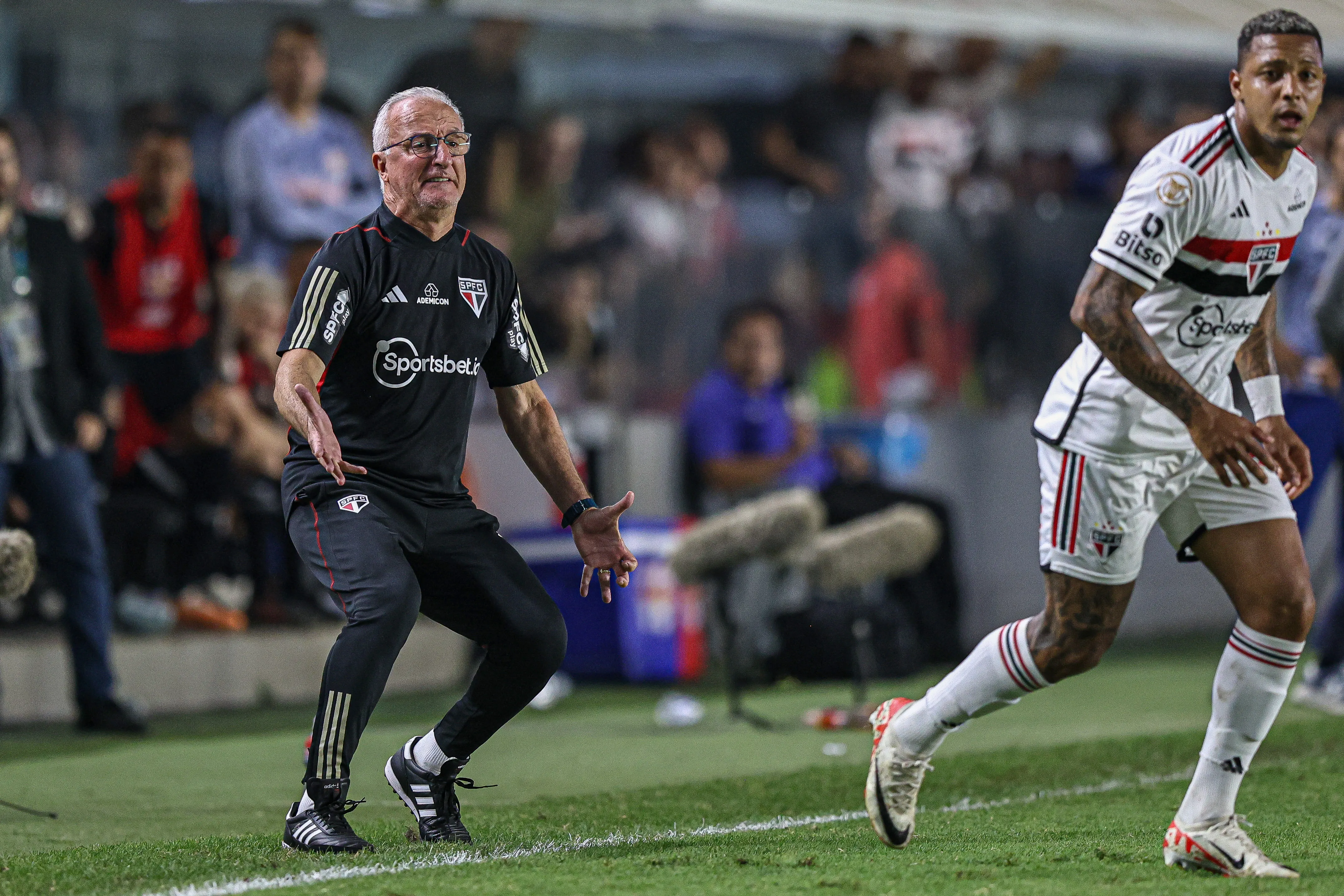 Foto: Fernanda Luz/AGIF – Dorival em ação pelo São Paulo contra o Bragantino.