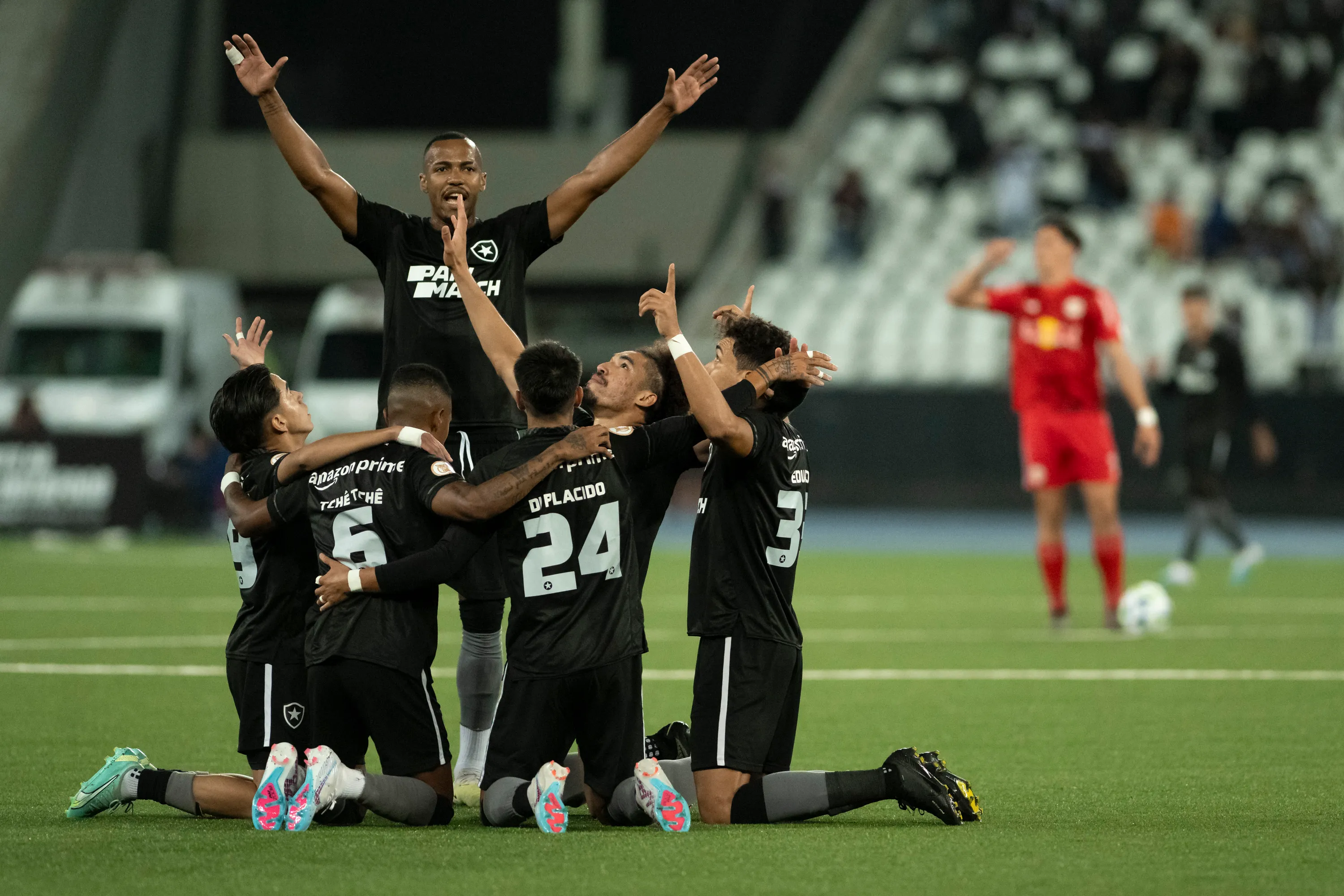 Elenco do Glorioso tem tido dififuldades para voltar a pontuar no Brasileirão. Foto: Jorge Rodrigues/AGIF