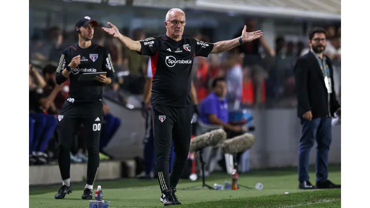Foto: Fernanda Luz/AGIF - Dorival recebe notícia ruim para o clássico.