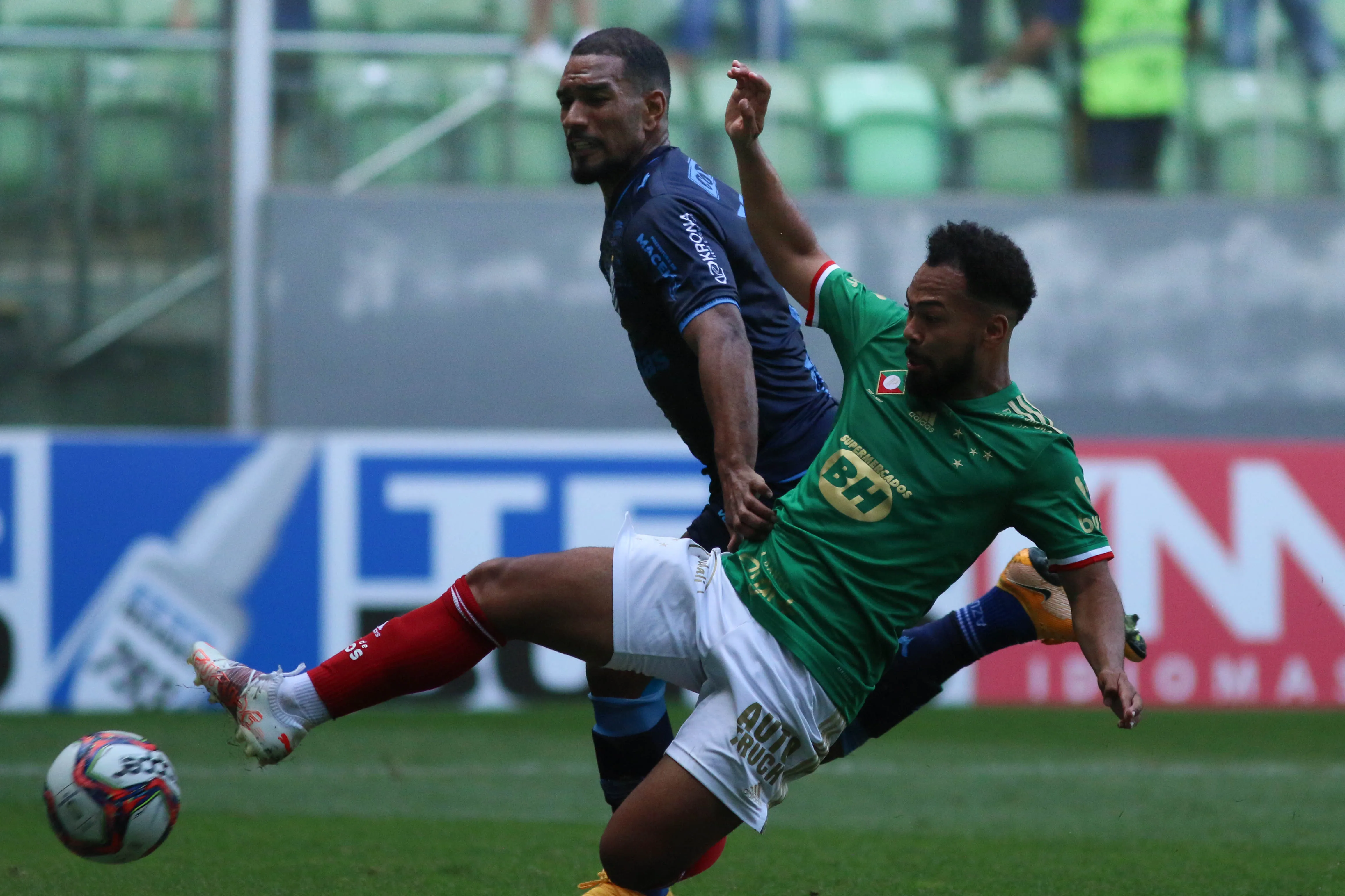 Foto: Fernando Moreno/AGIF – Claudinho atuando no Cruzeiro em 2021