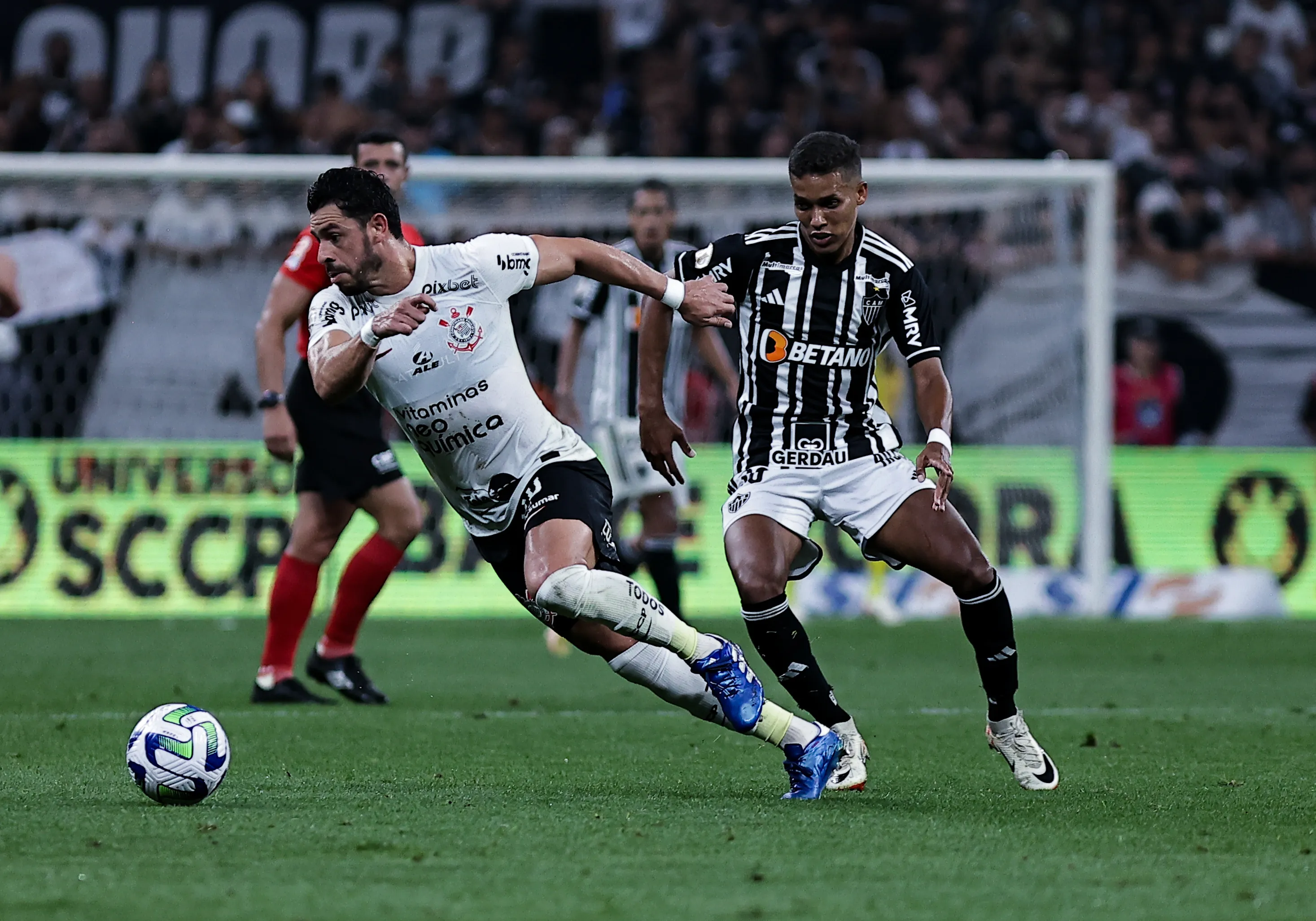 Lance do duelo entre Corinthians e Atlético-MG pelo Brasileirão. Fabio Giannelli/AGIF