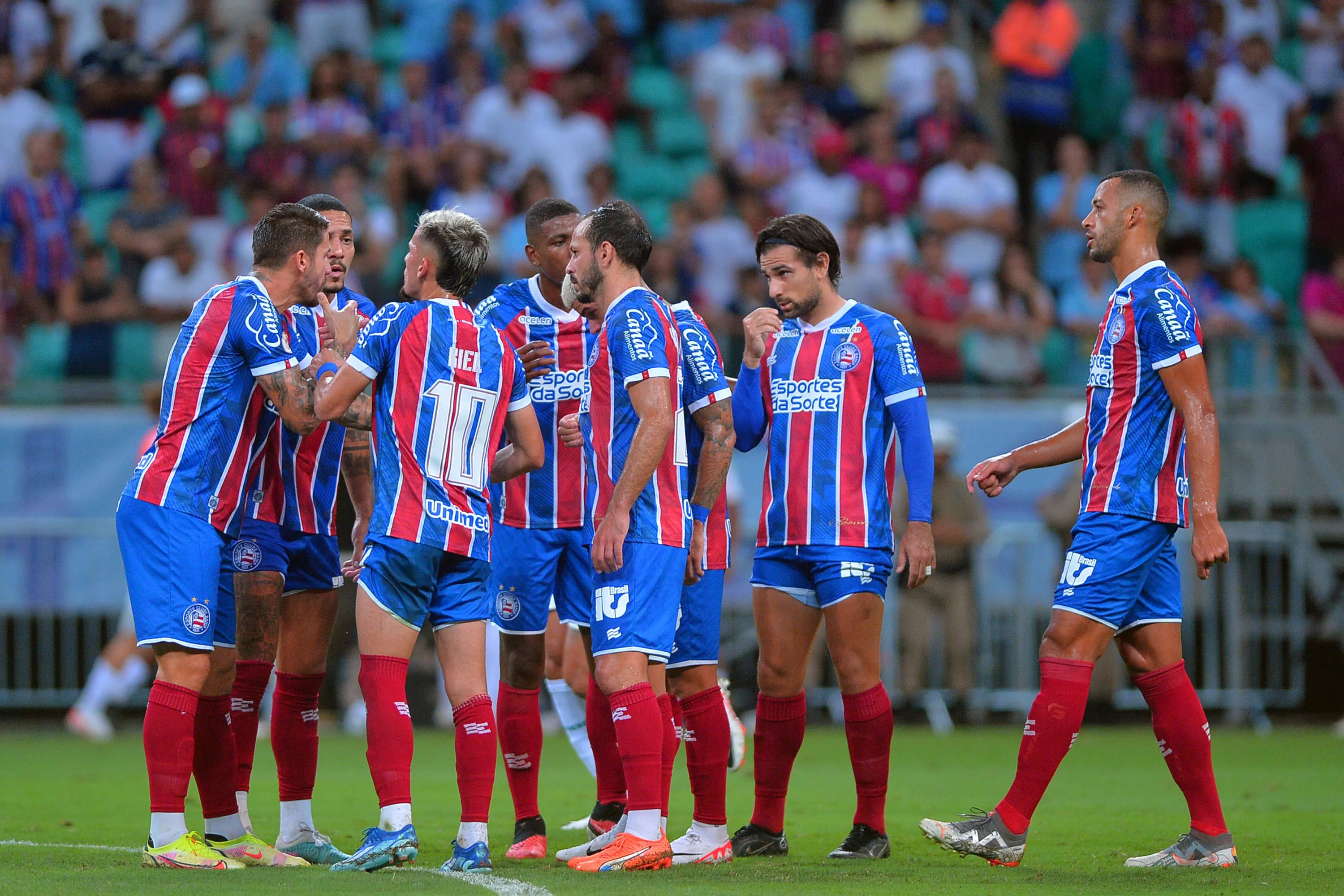 Elenco do Bahia lamentando o gol sofrido diante do Cuiabá. Walmir Cirne/AGIF – J