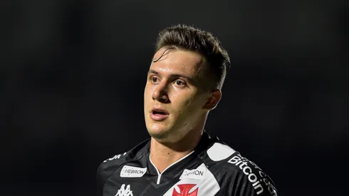 Vasco ainda não pagou o Corinthians pela compra do lateral - Foto: Thiago Ribeiro/AGIF.