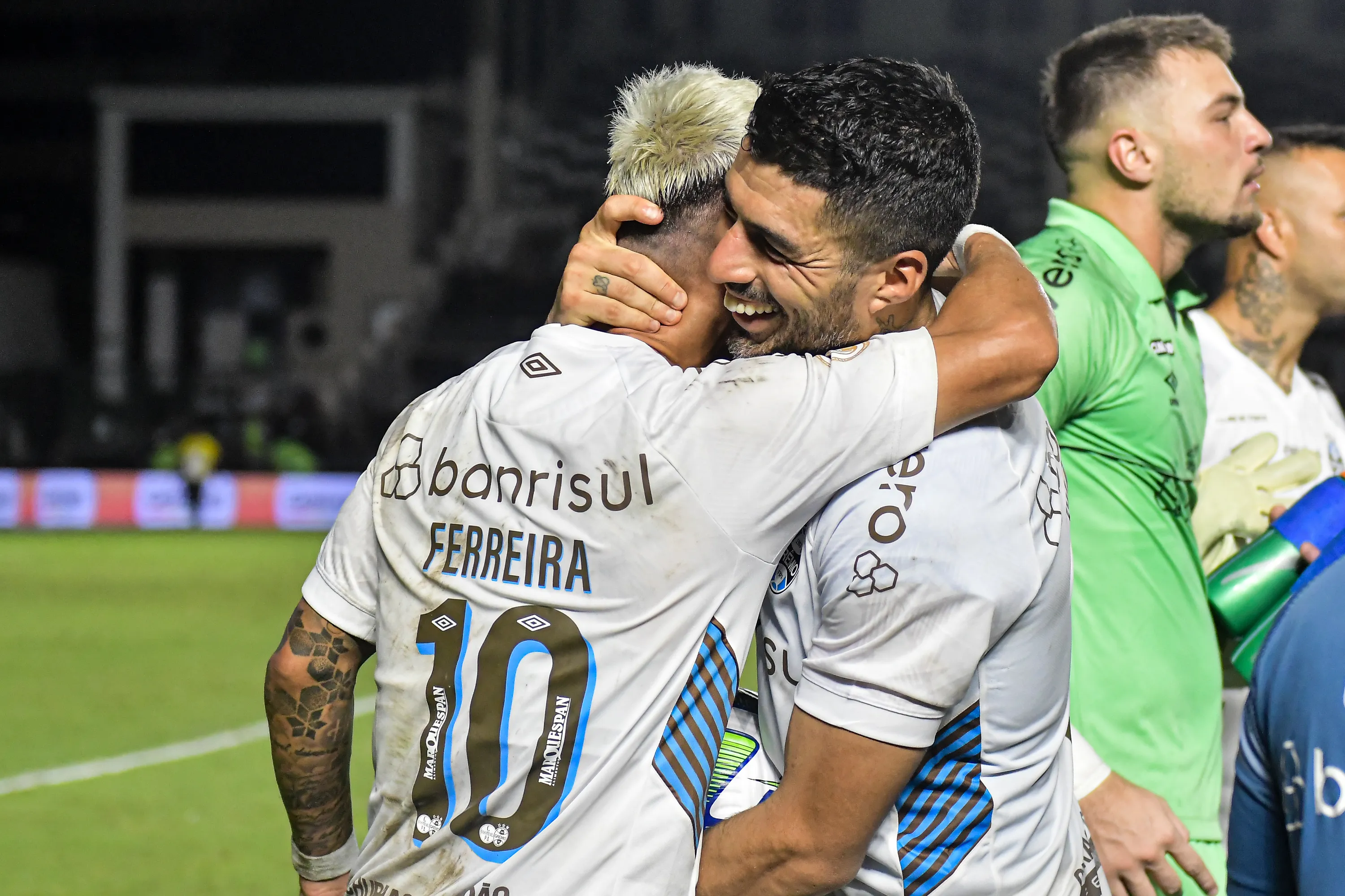 Foto: Thiago Ribeiro/AGIF – Grêmio comemorando a vitória em cima do Botafogo.
