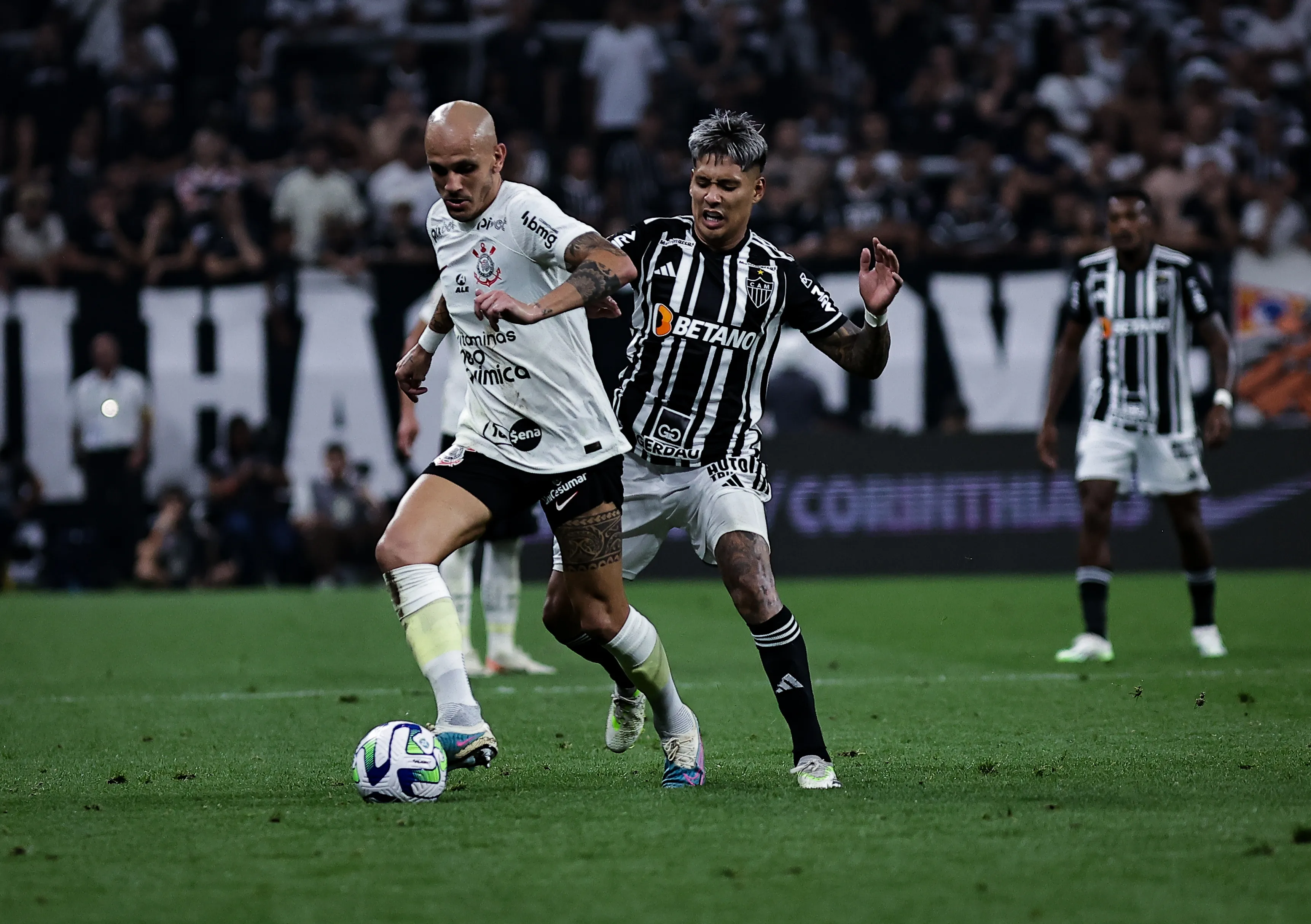 Foto: Fabio Giannelli/AGIF  – Fabio Santos durante partida contra o Atletico-MG na Arena Corinthians pelo Brasileirão 2023.