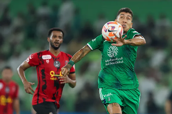 Foto: Yasser Bakhsh/Getty Images – Firmino disputando lance pelo Al-Ahli