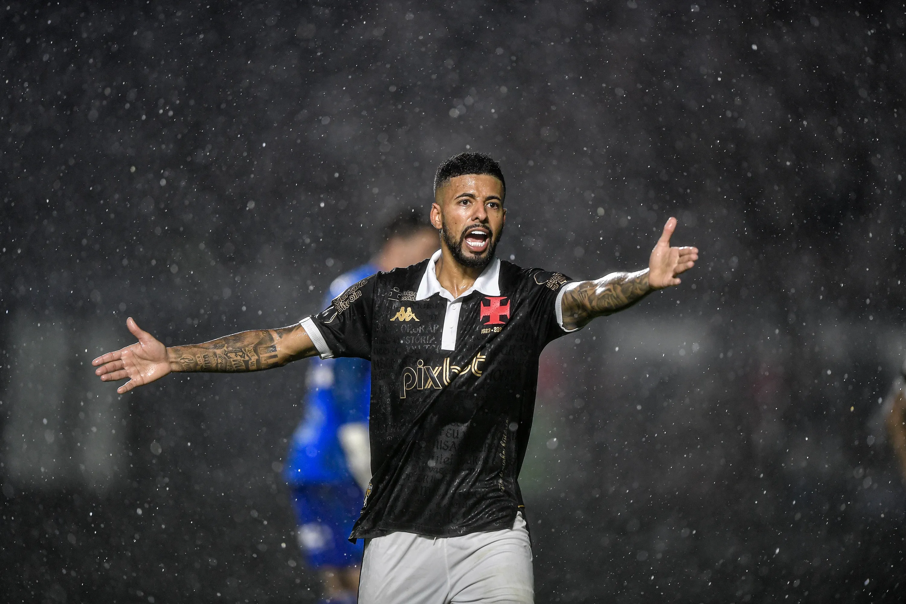 Paulinho foi absolvido e será reforço – Foto: Thiago Ribeiro/AGIF.
